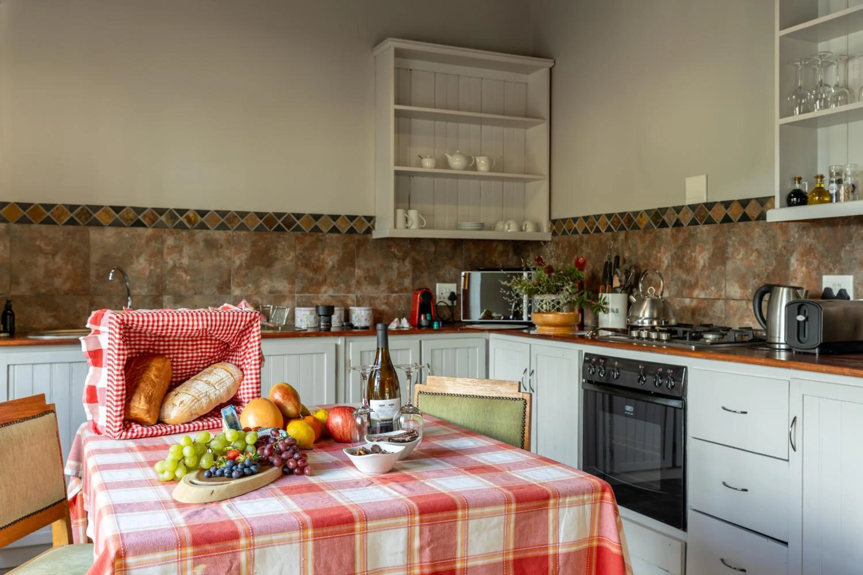 Kitchen or kitchenette in Orange Grove