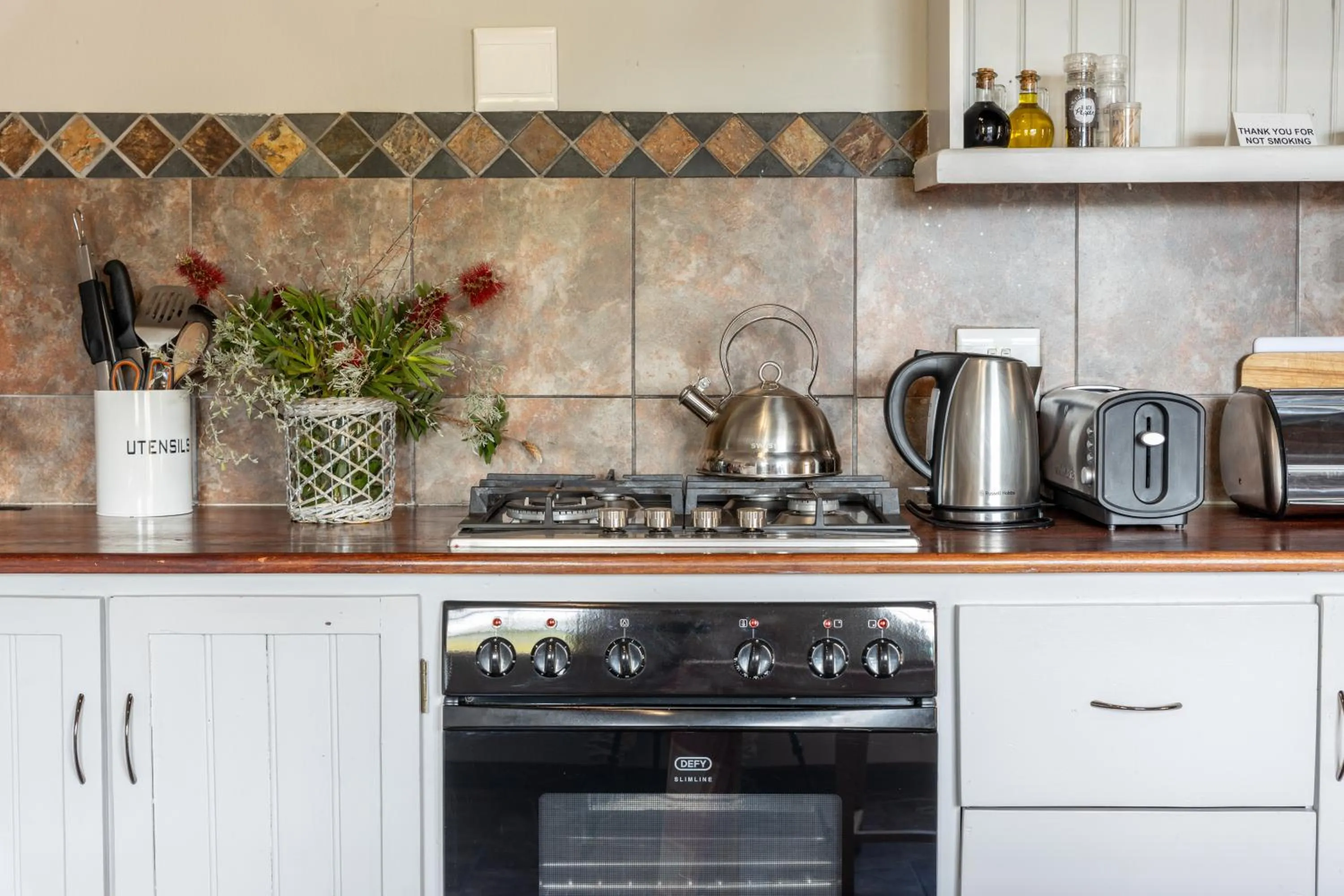 Kitchen or kitchenette in Orange Grove