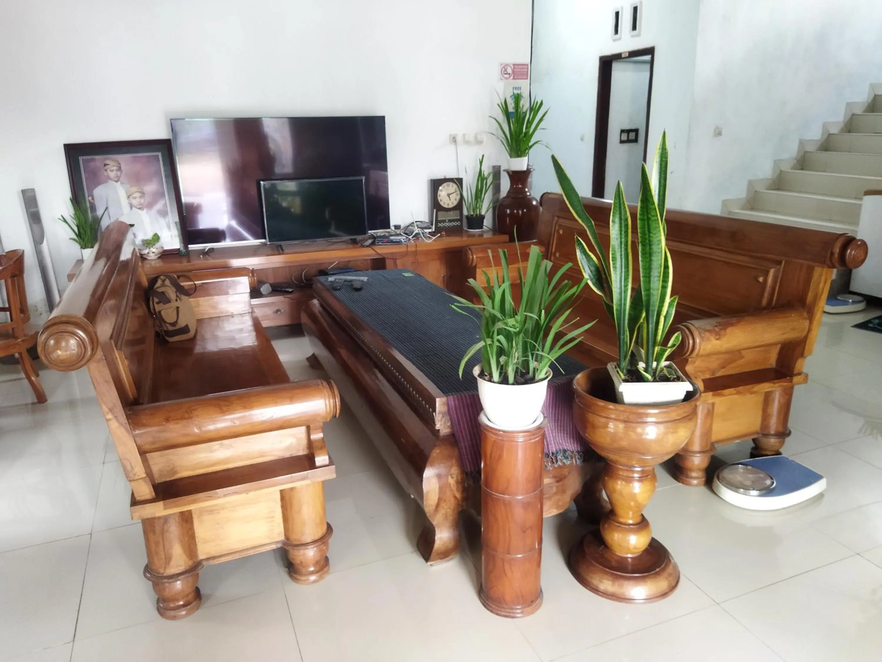 TV/Entertainment Center in Hotel Putra Kembar