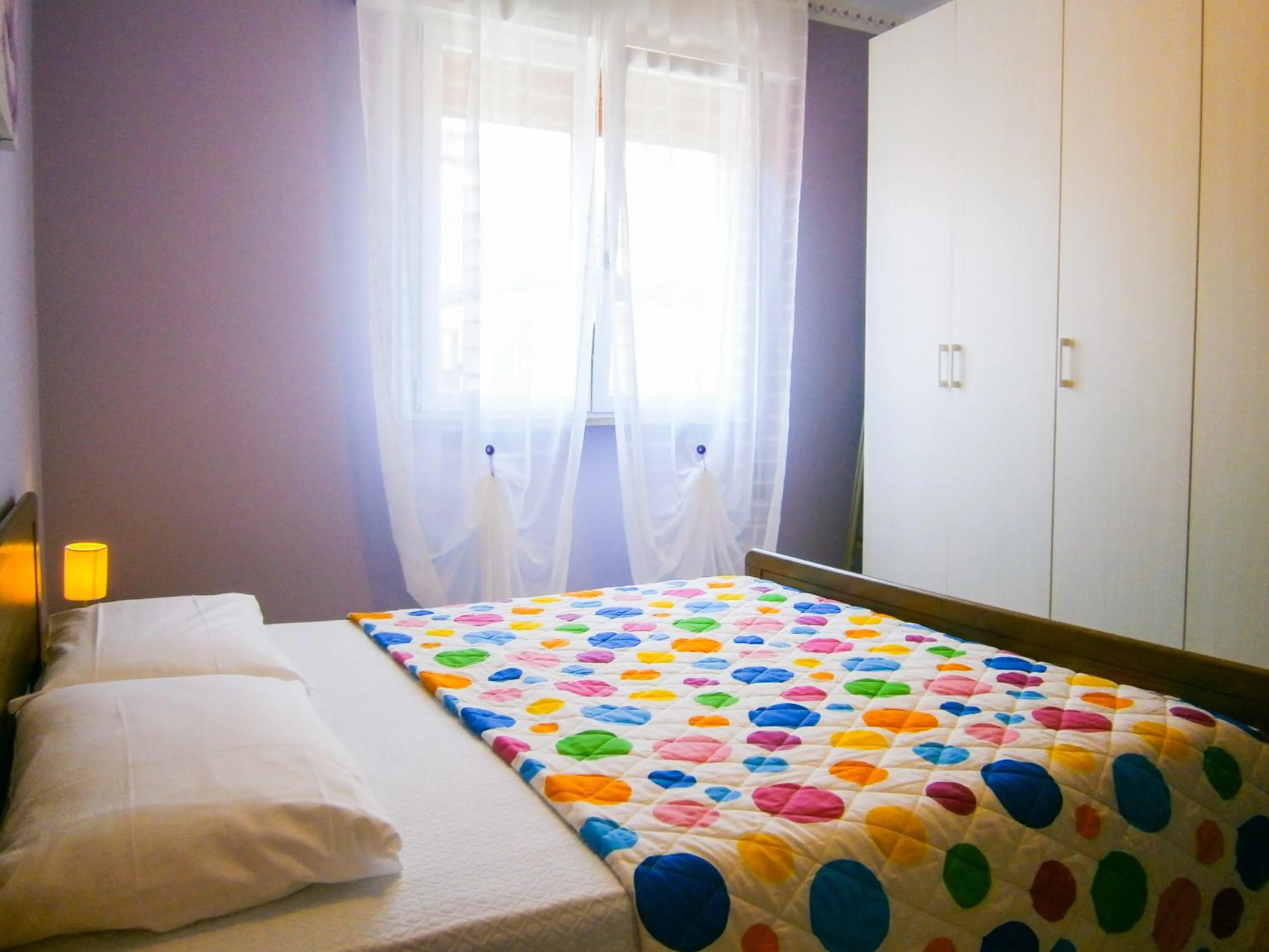 Decorative detail, Bed in Appartamento Tintoretto - Agenzia Cocal