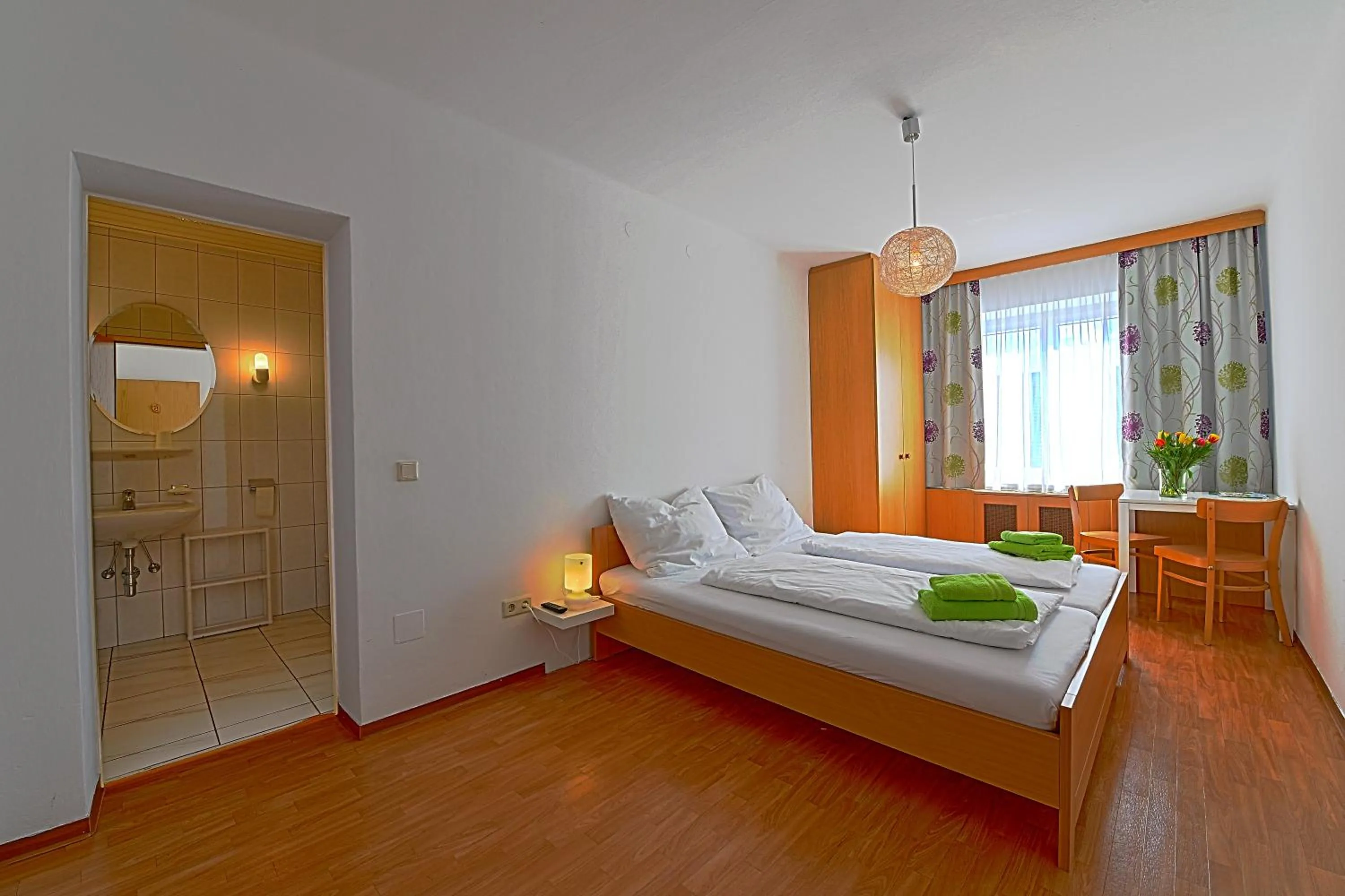 Other, Bed in sWirtshaus M&N