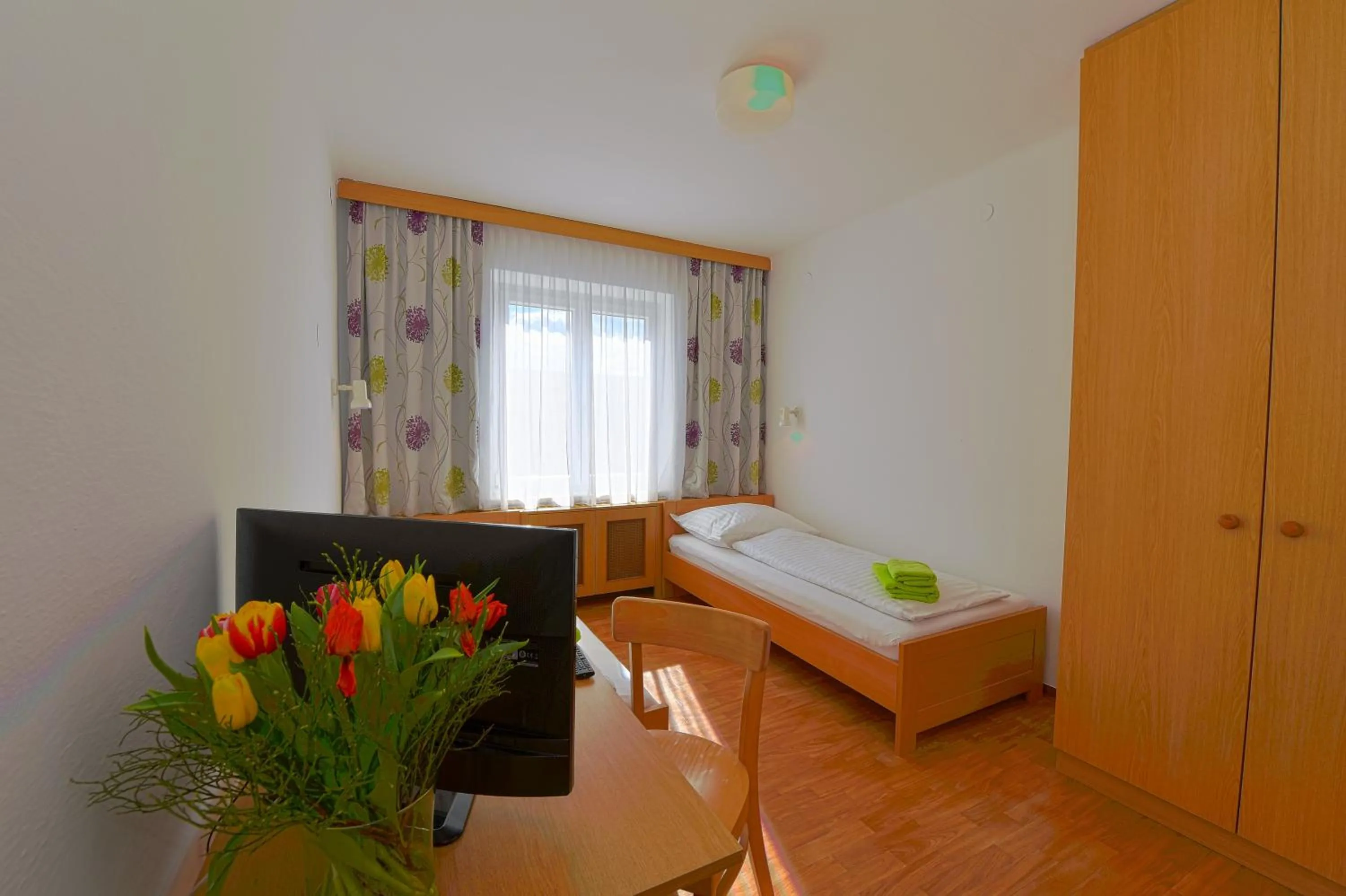 Photo of the whole room, Bed in sWirtshaus M&N