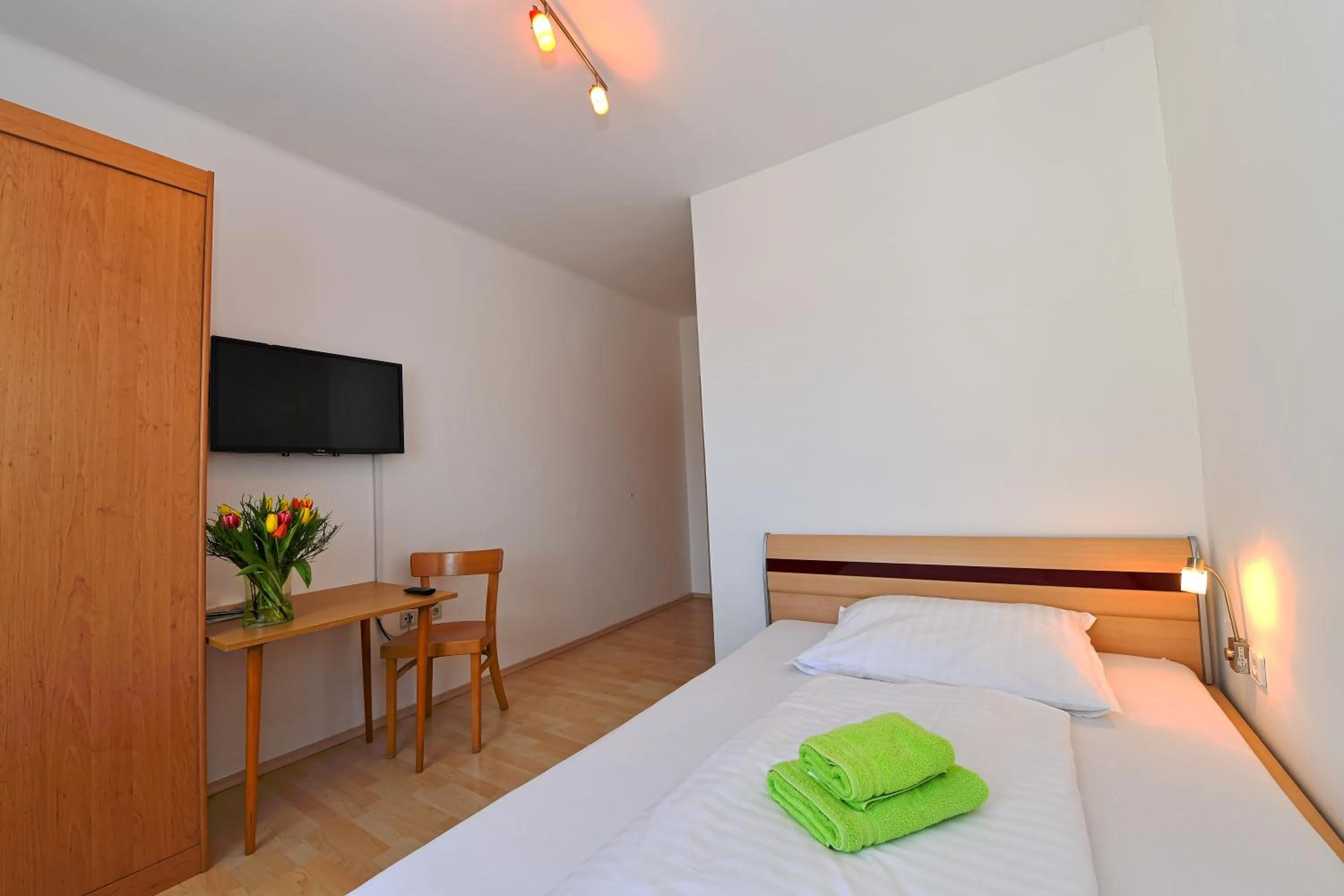 Photo of the whole room, Bed in sWirtshaus M&N