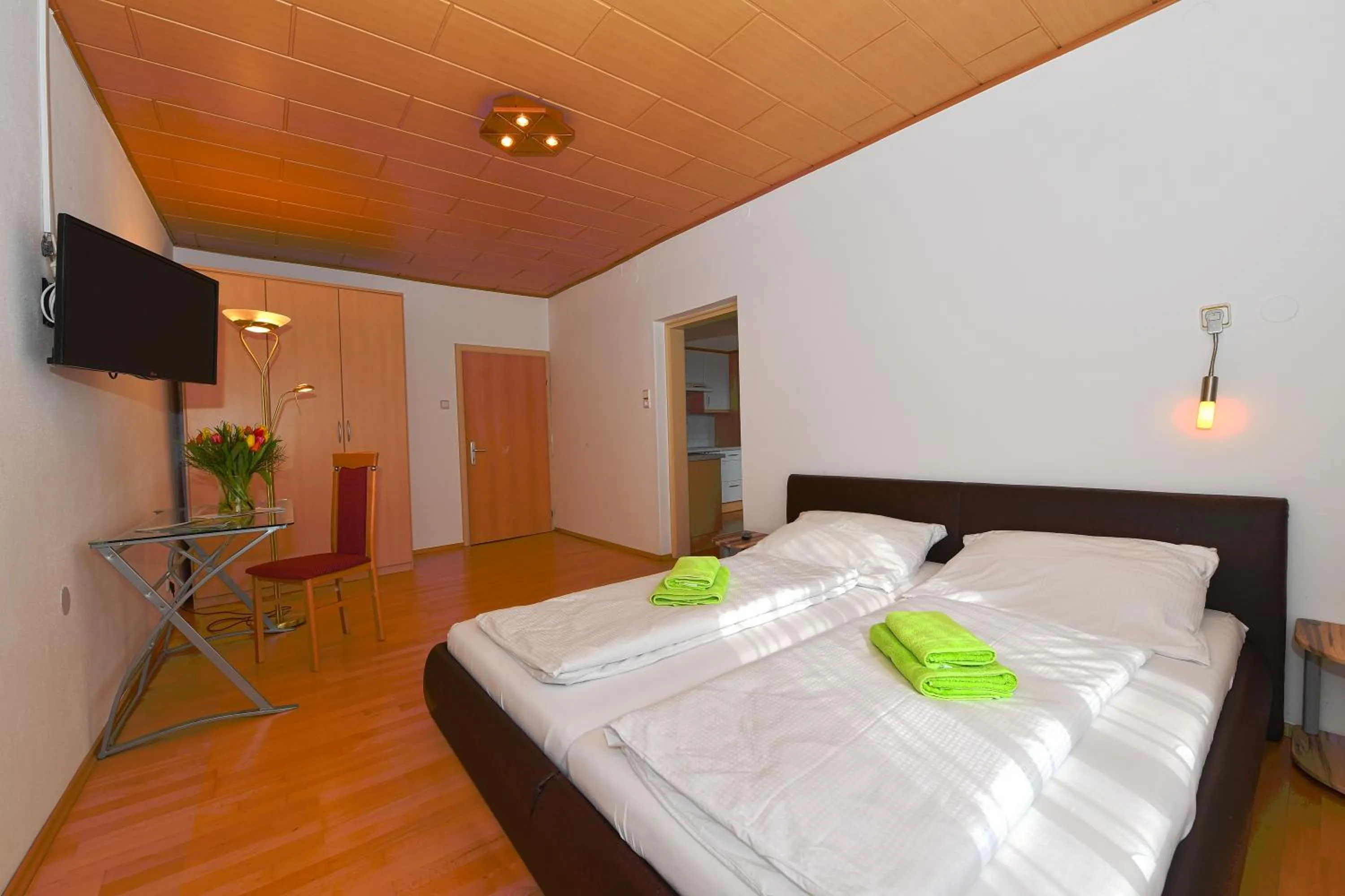 Photo of the whole room, Bed in sWirtshaus M&N