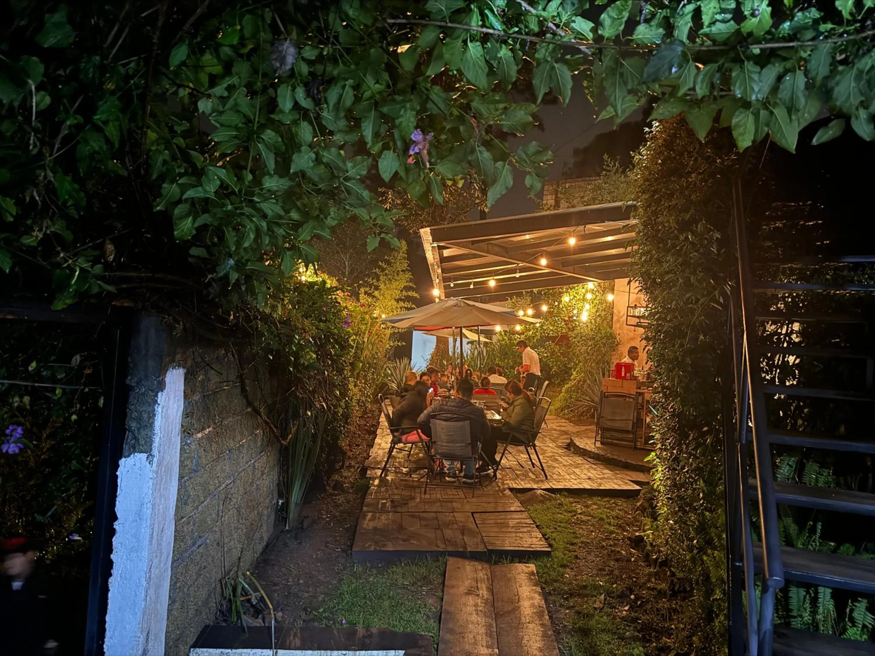 Restaurant/places to eat in Encino House Hotel Boutique