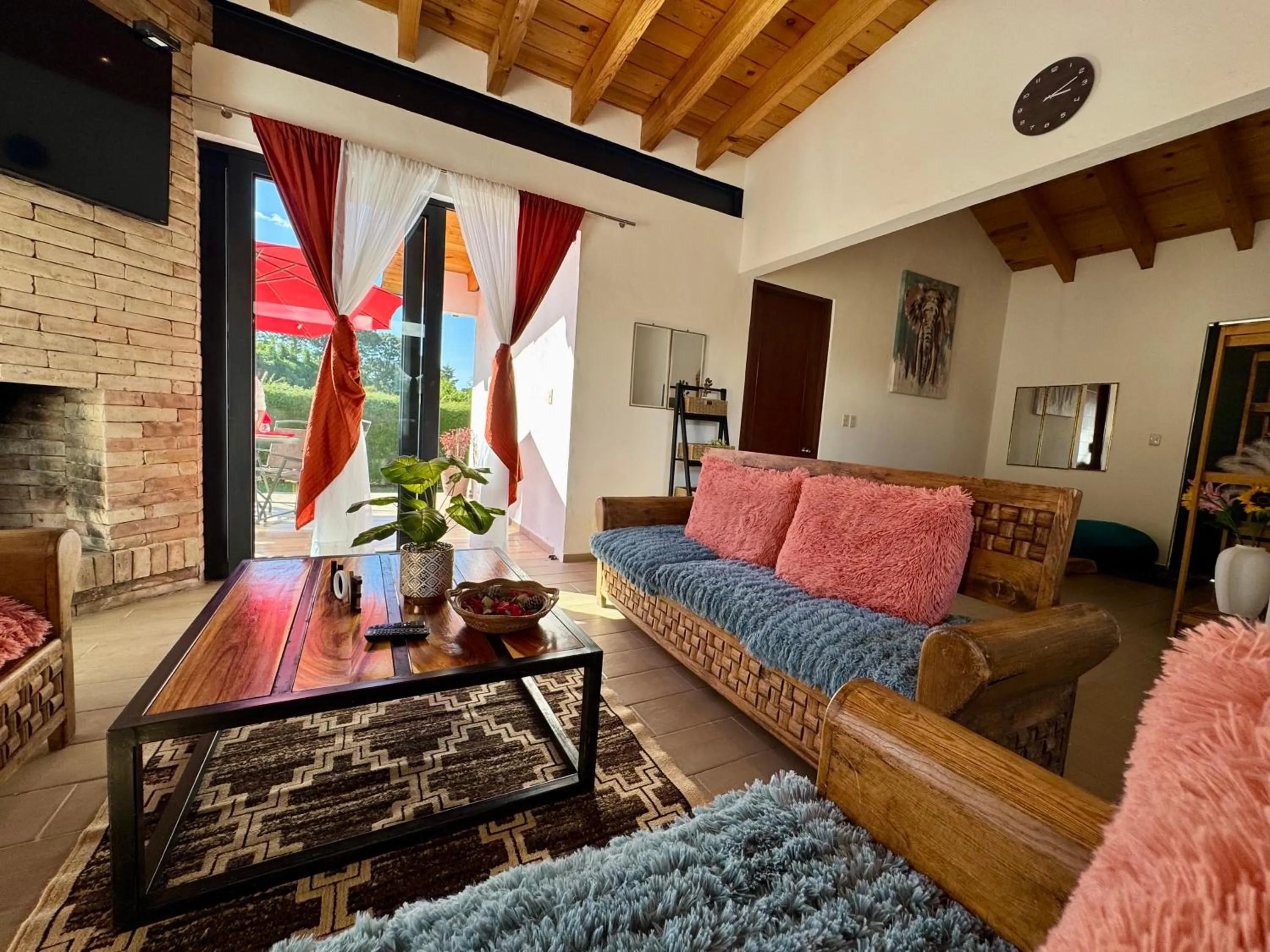 Communal lounge/ TV room in Encino House Hotel Boutique