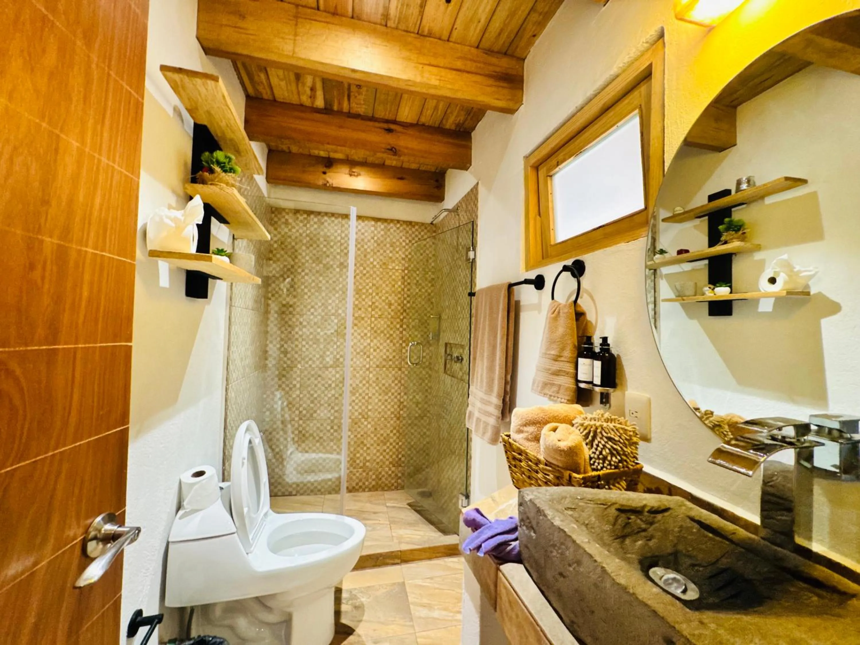 Shower in Encino House Hotel Boutique