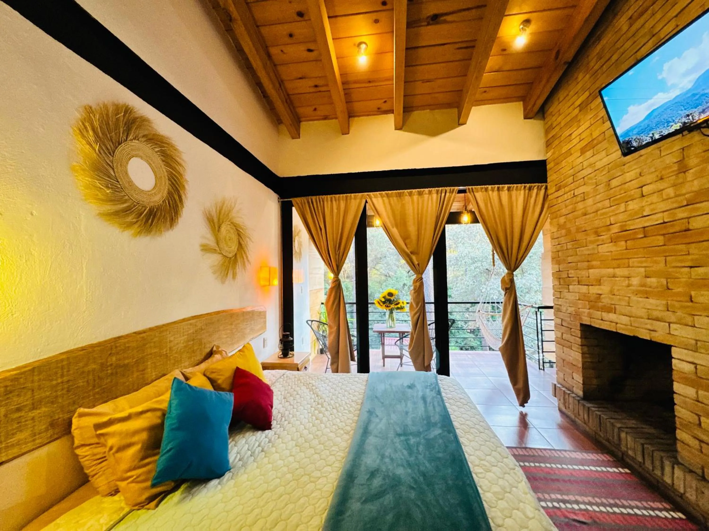 Communal lounge/ TV room, Bed in Encino House Hotel Boutique