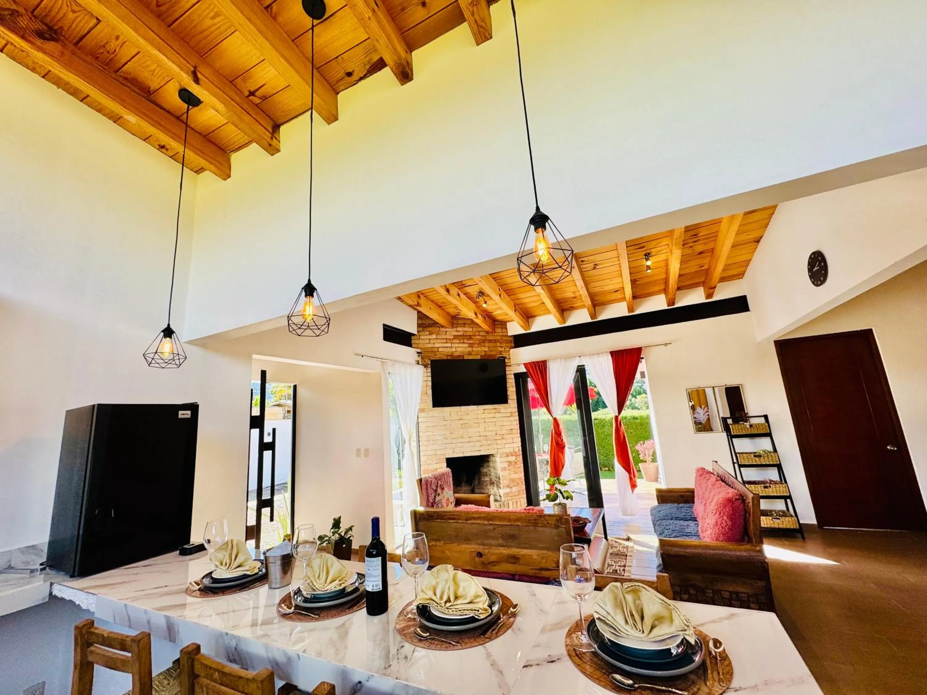 Communal lounge/ TV room in Encino House Hotel Boutique