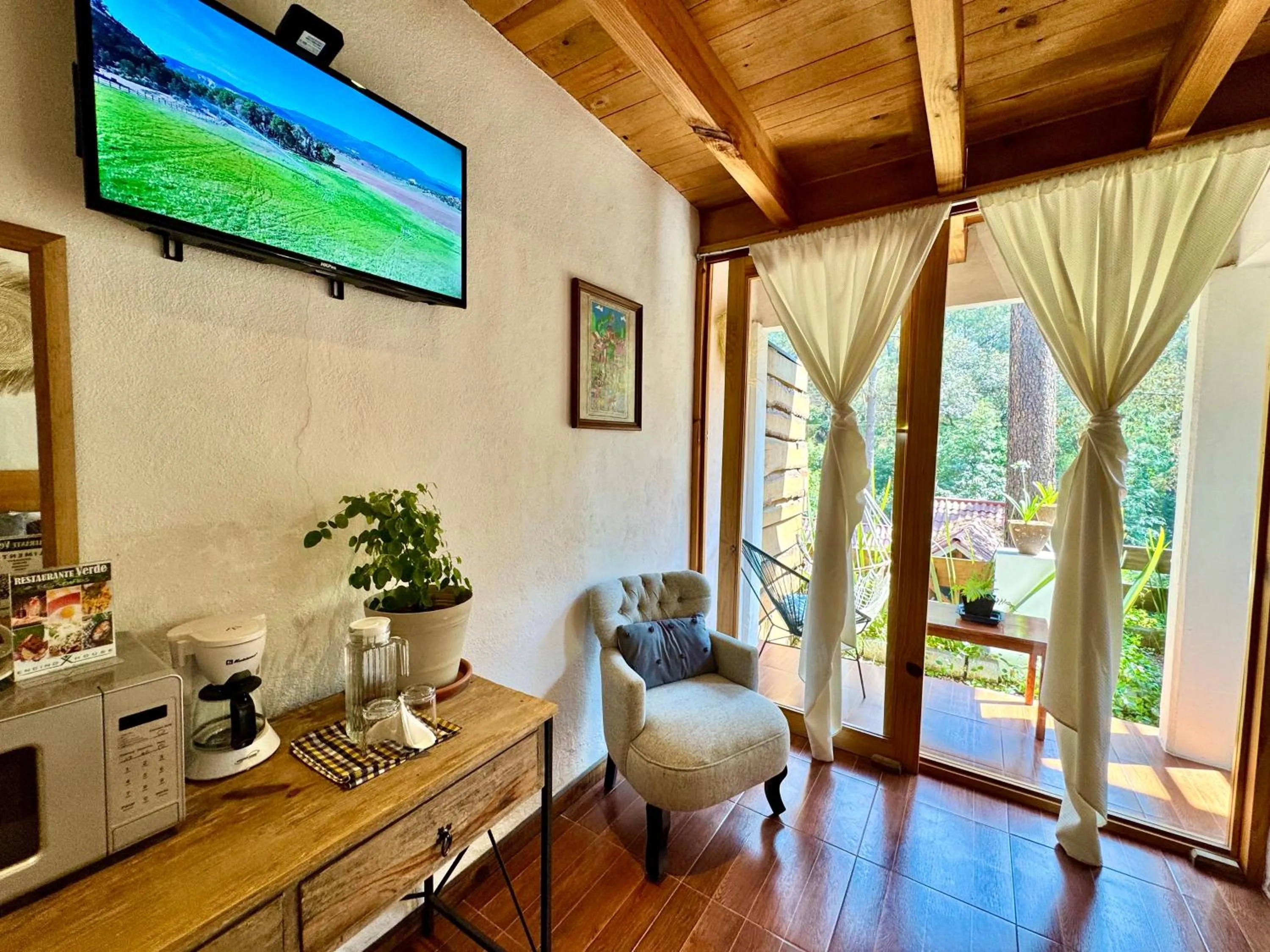 TV and multimedia in Encino House Hotel Boutique