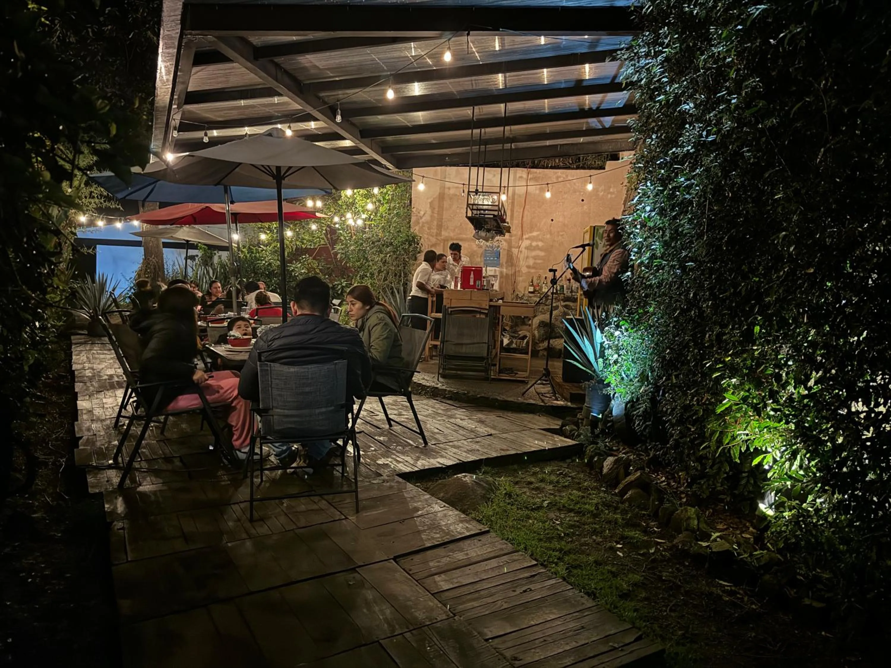 Restaurant/places to eat in Encino House Hotel Boutique