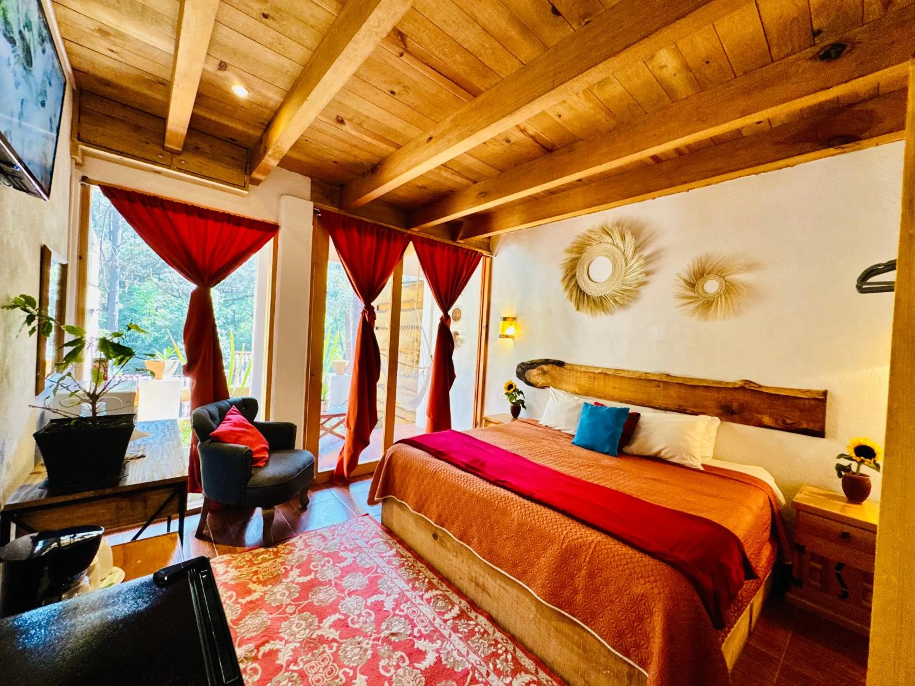 Communal lounge/ TV room, Bed in Encino House Hotel Boutique