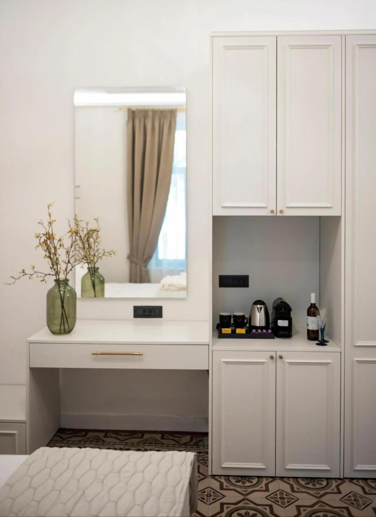 Coffee/tea facilities in Jensen Luxury Suites