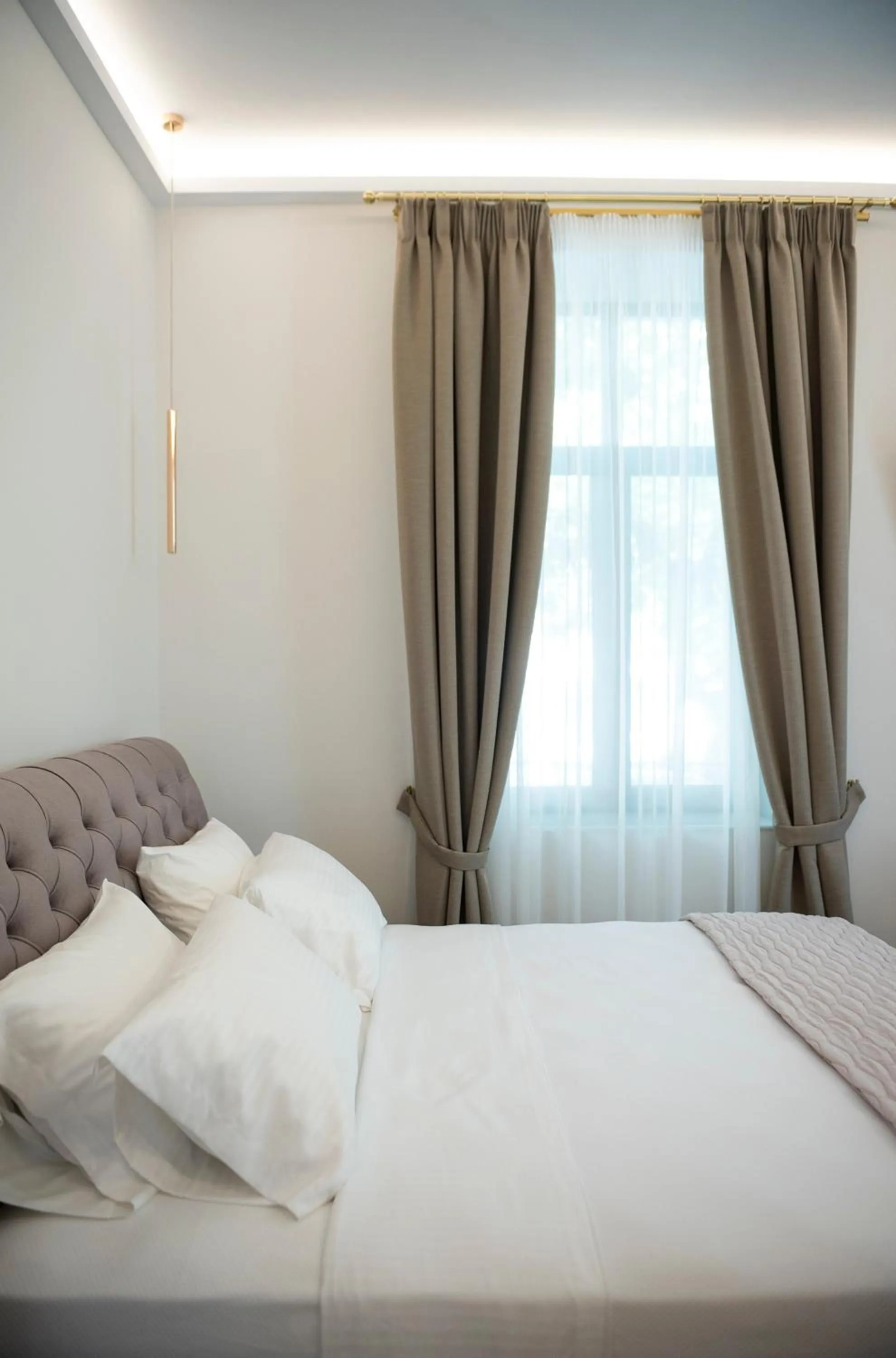 Bed in Jensen Luxury Suites