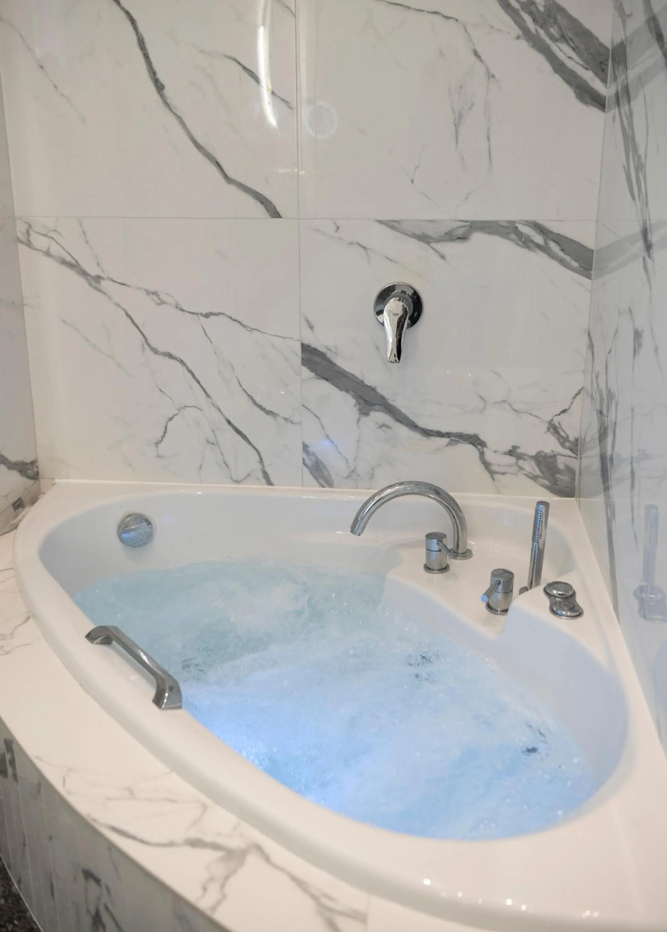 Hot Tub in Jensen Luxury Suites