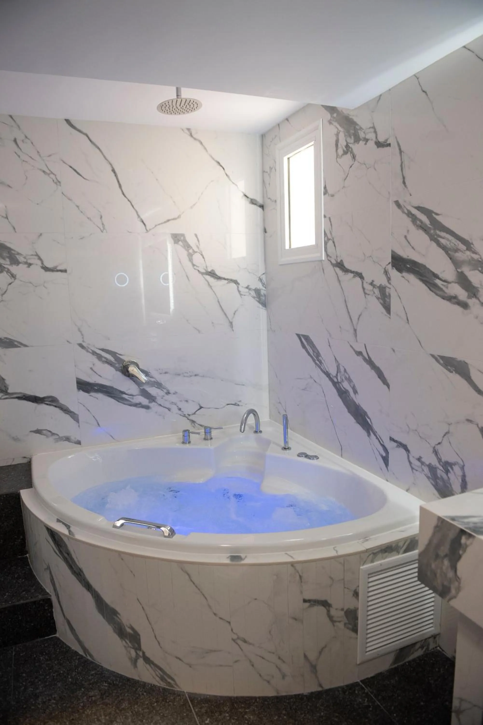 Shower in Jensen Luxury Suites