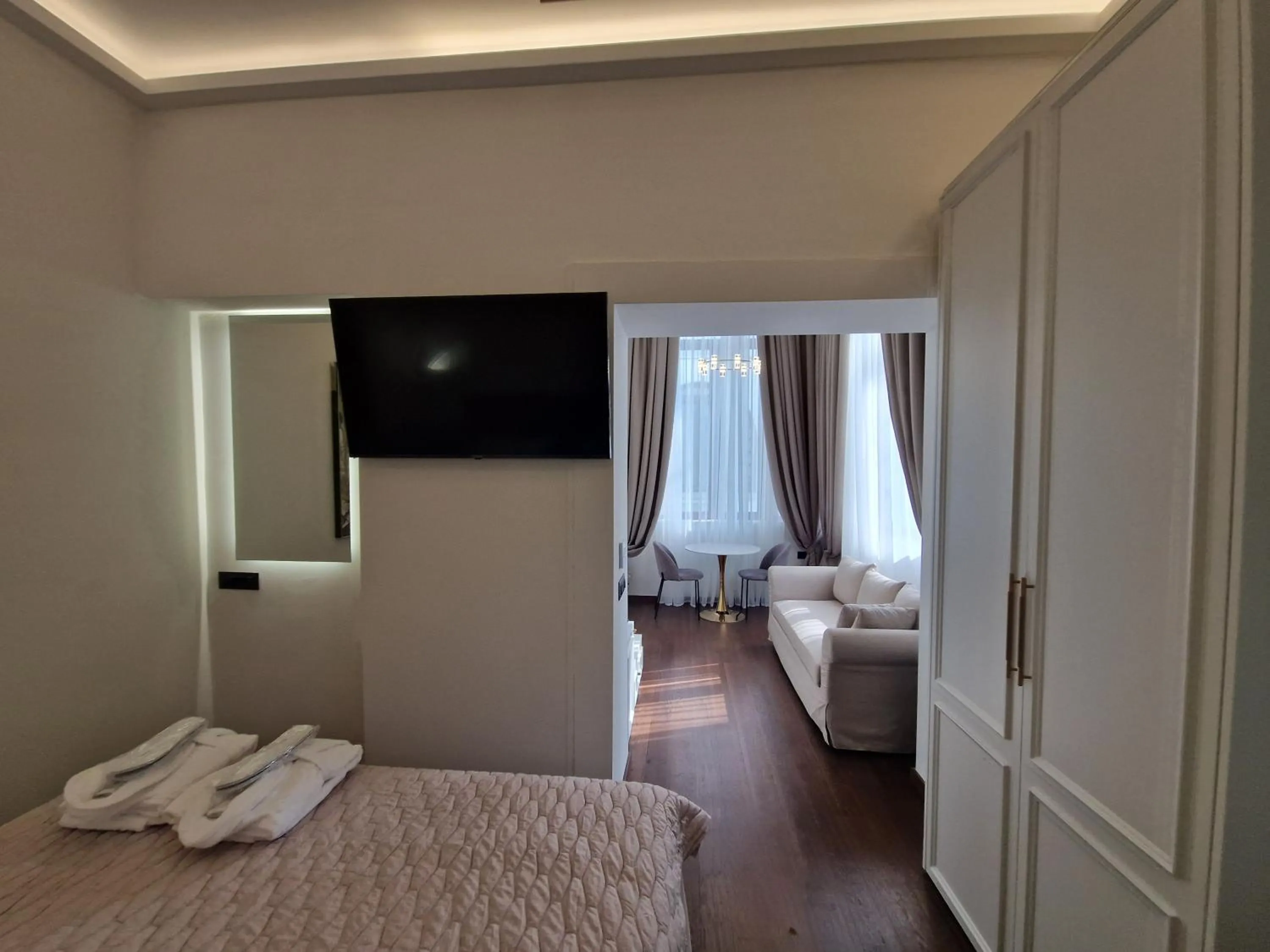 Bed in Jensen Luxury Suites