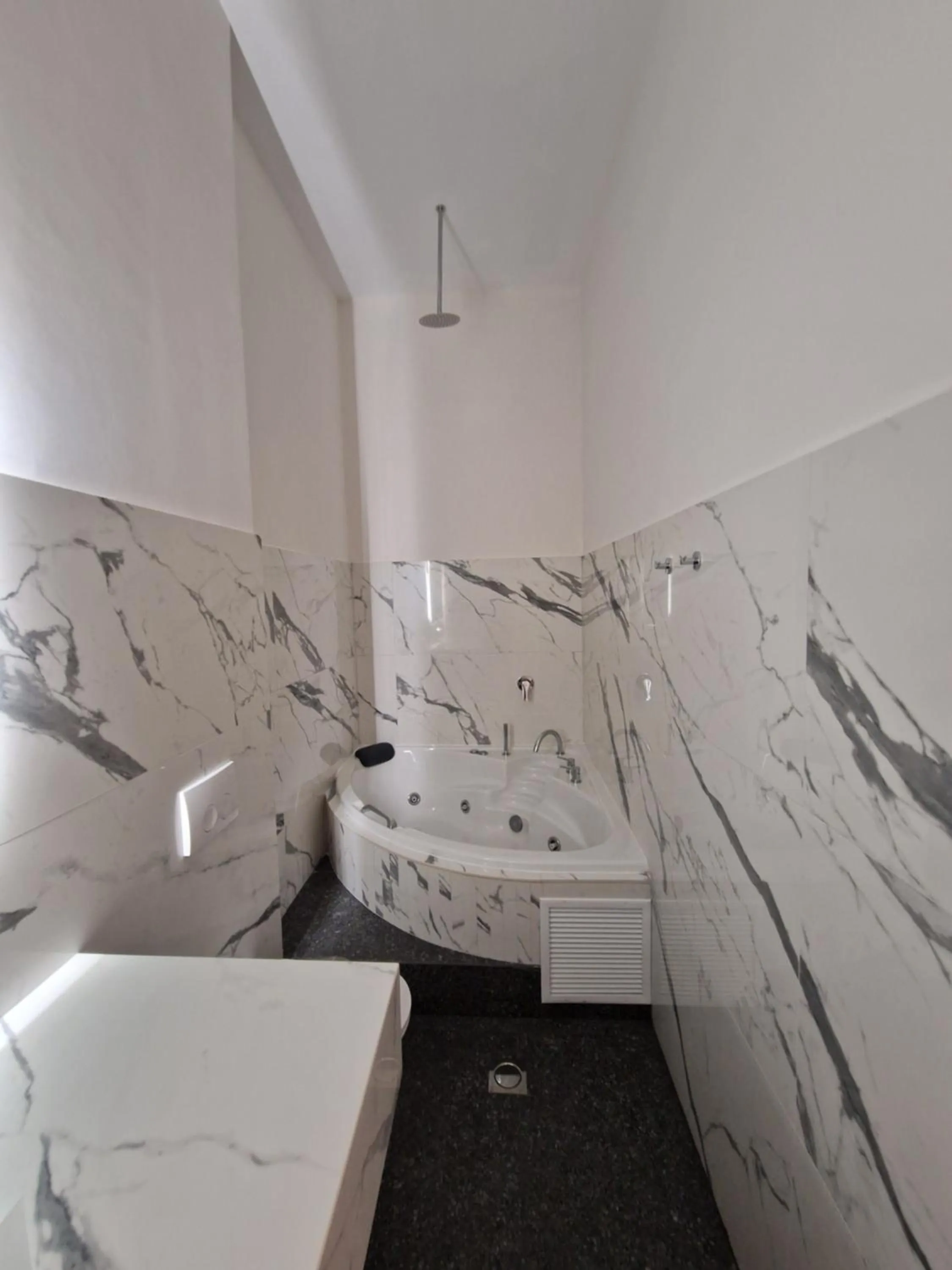 Shower in Jensen Luxury Suites