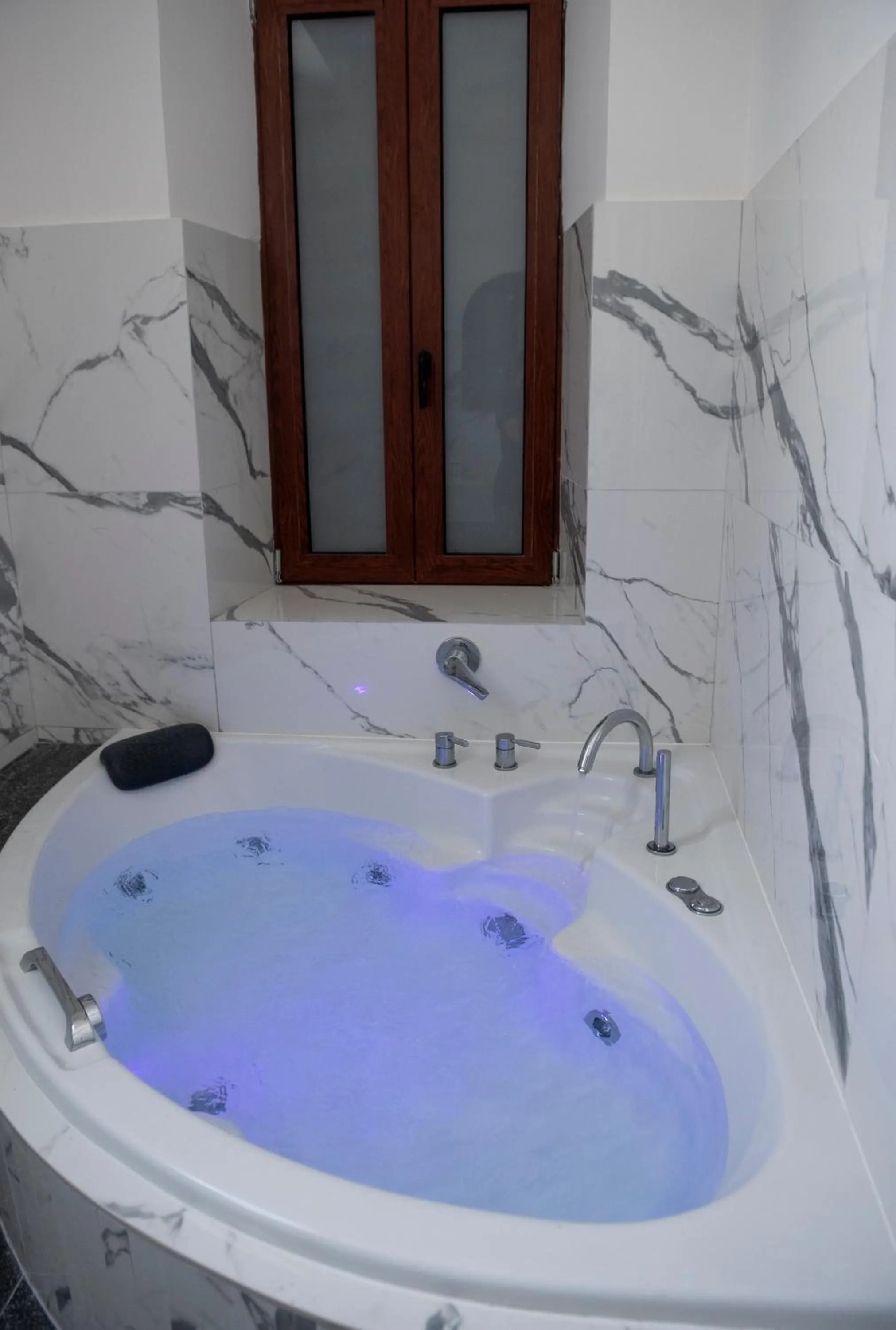 Hot Tub in Jensen Luxury Suites