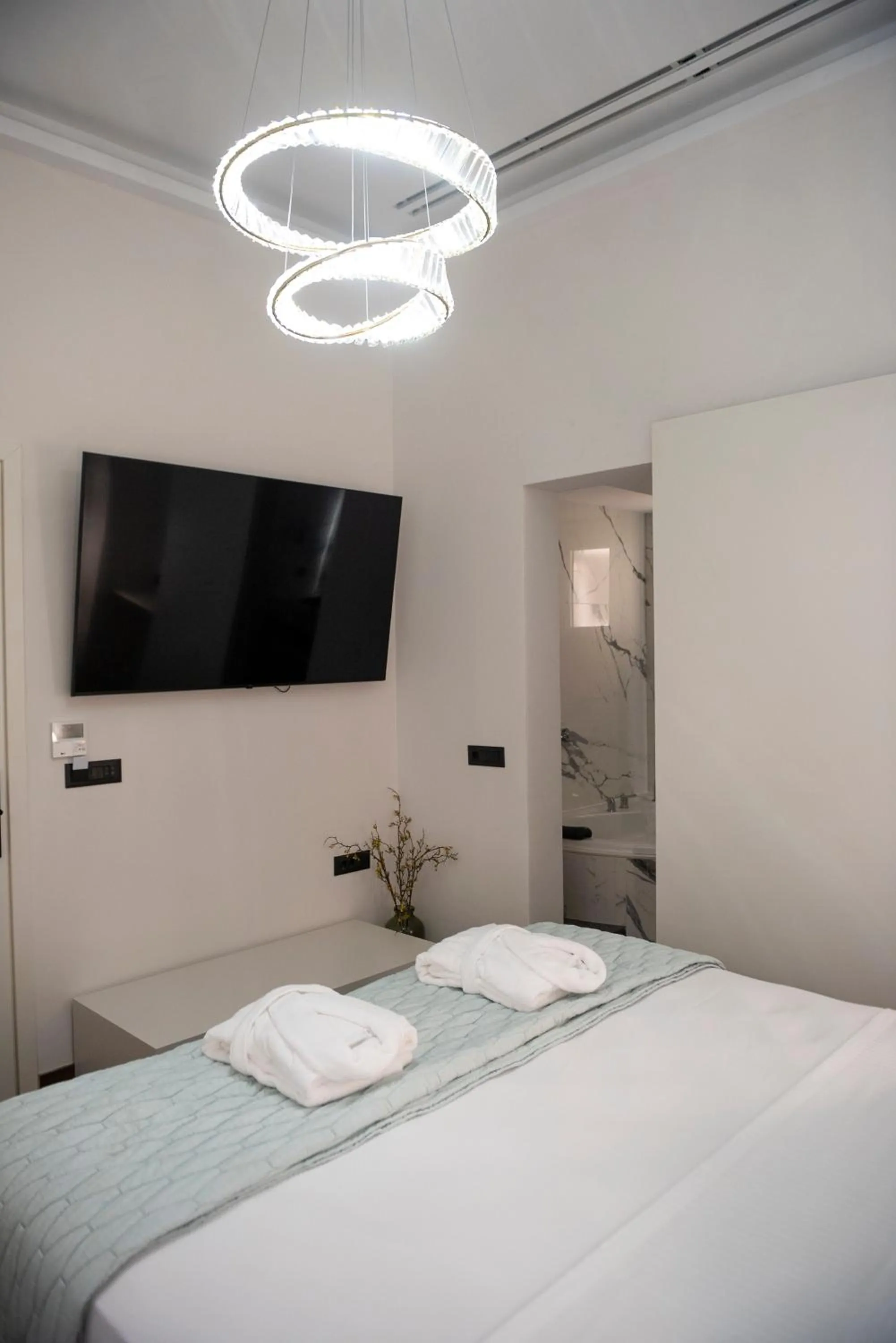 Bathroom, Bed in Jensen Luxury Suites