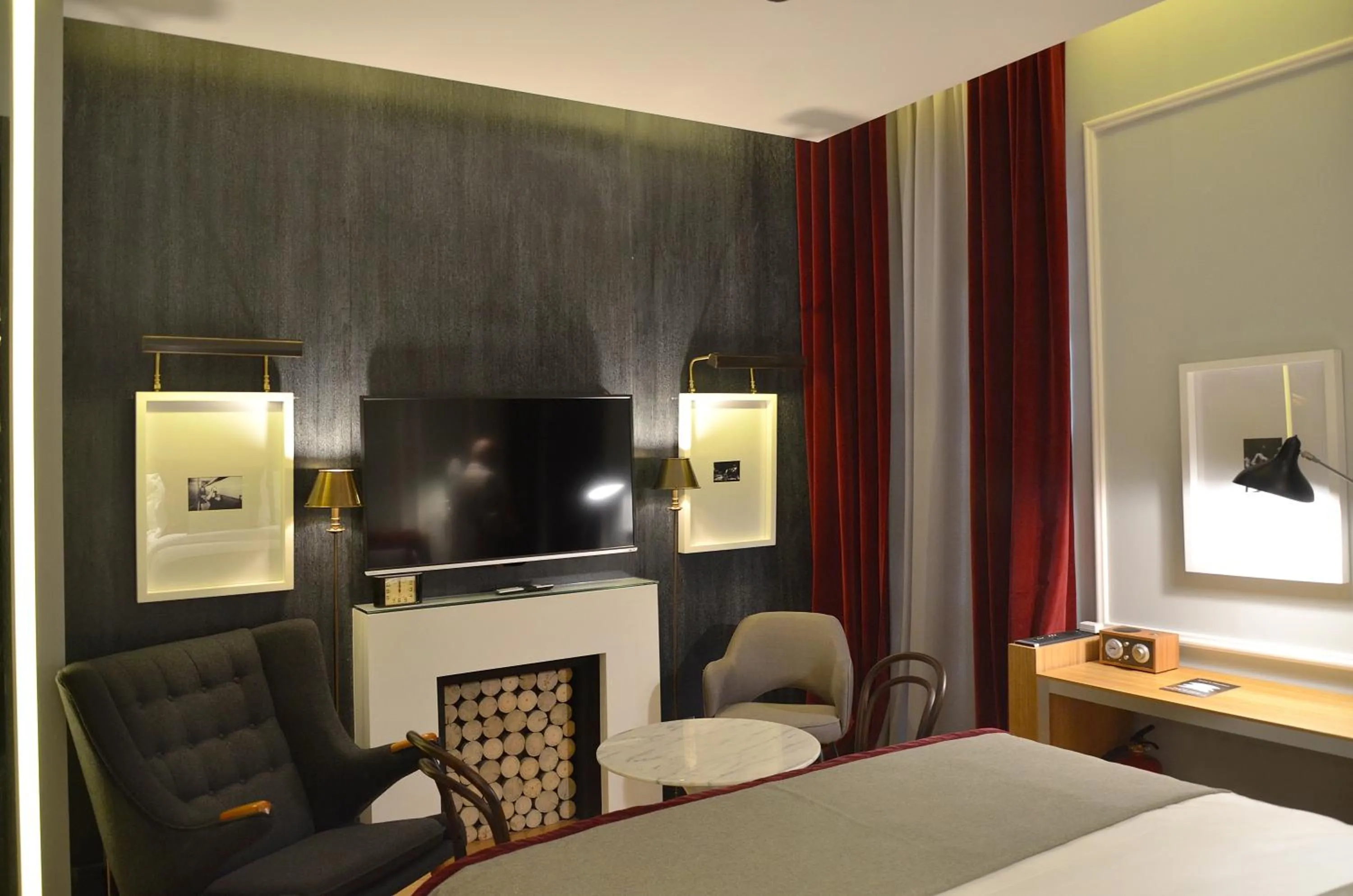 Bedroom, Bed in Browns Central Hotel