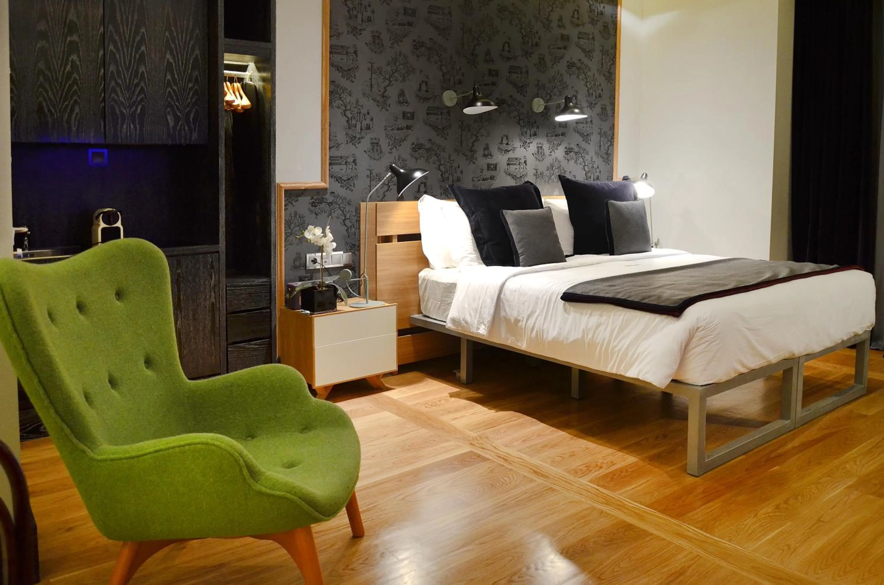 Bedroom, Bed in Browns Central Hotel