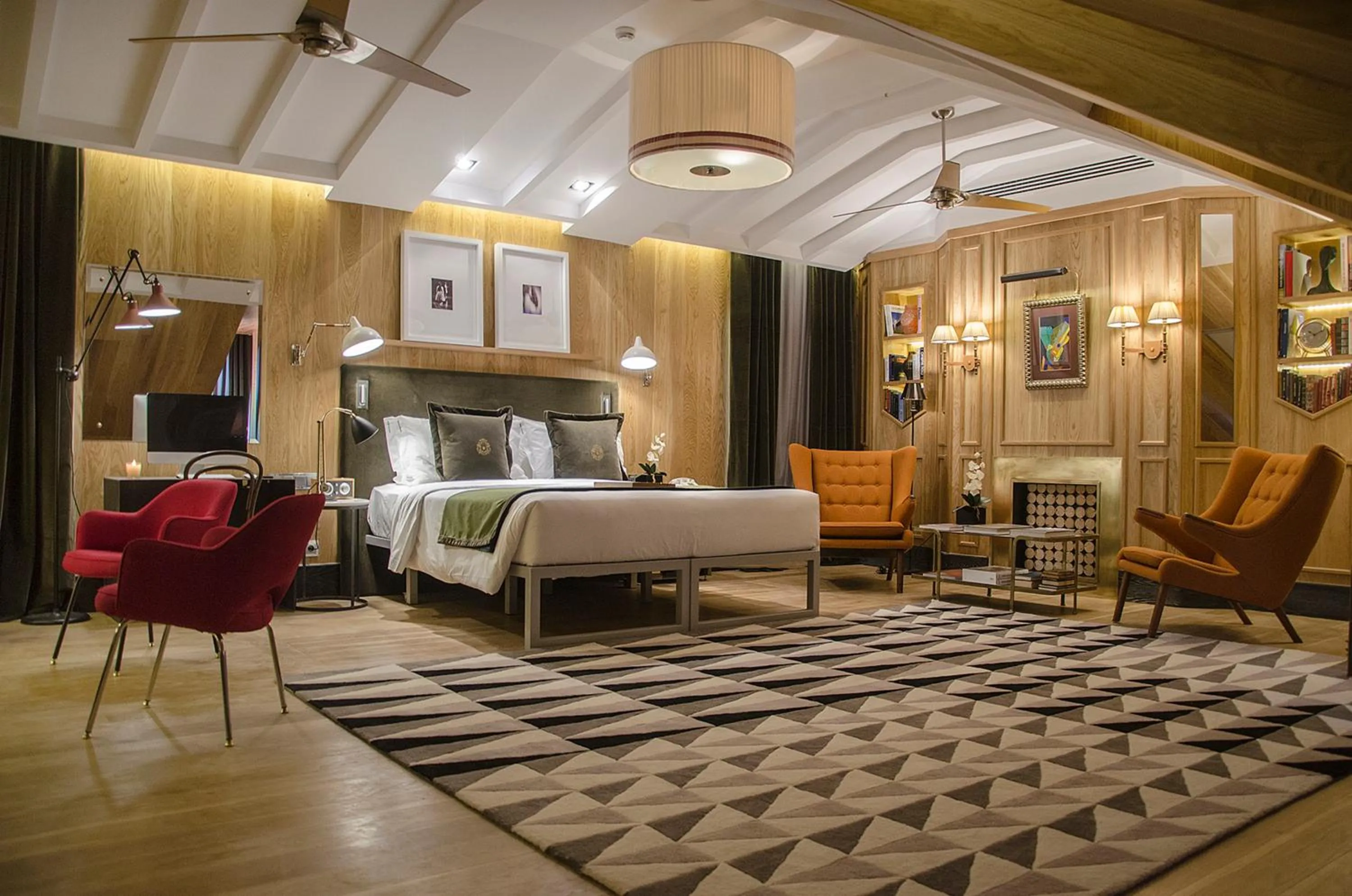 Living room, Bed in Browns Central Hotel