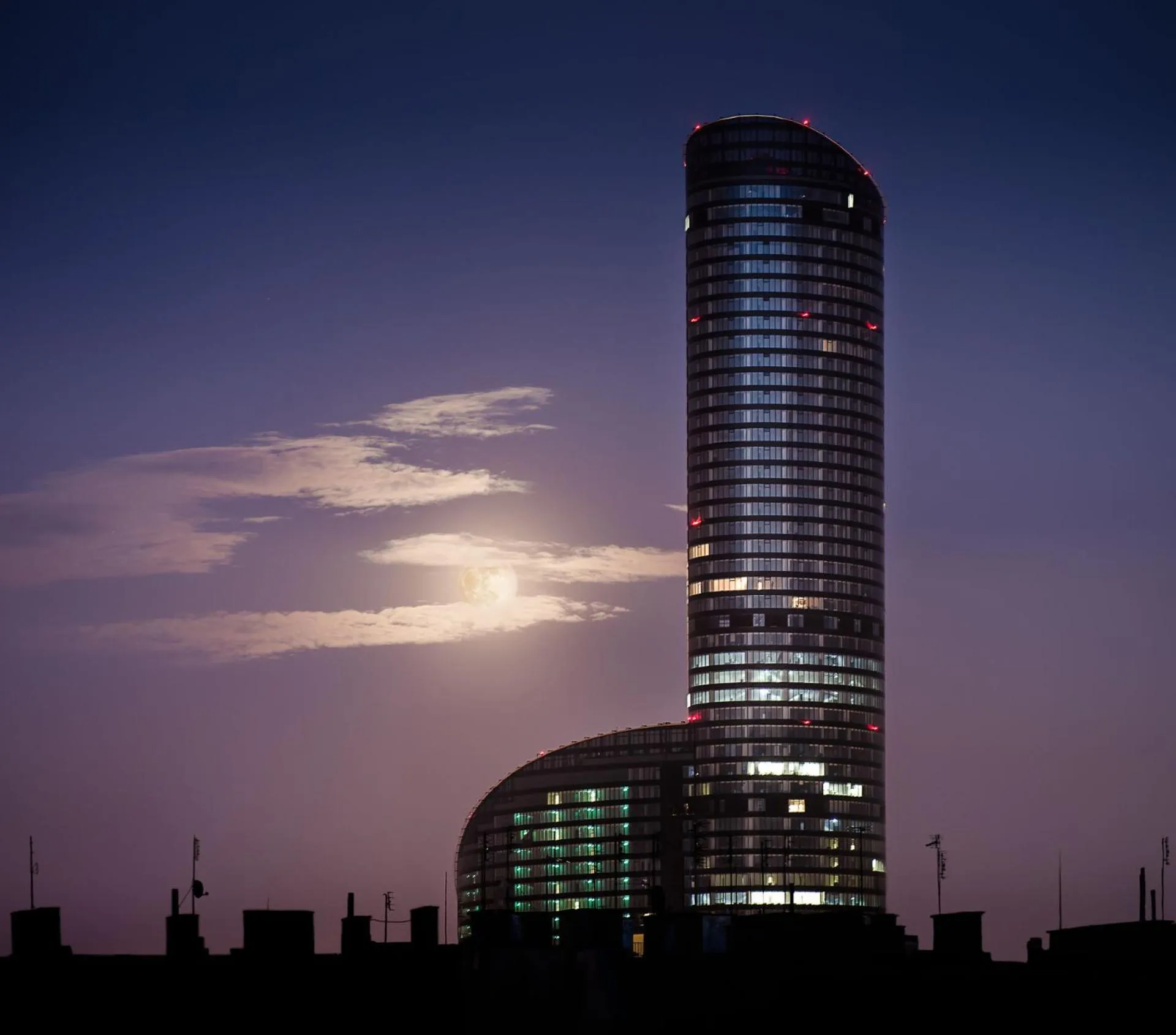 Property building in In The Sky - Apartamenty w Sky Tower