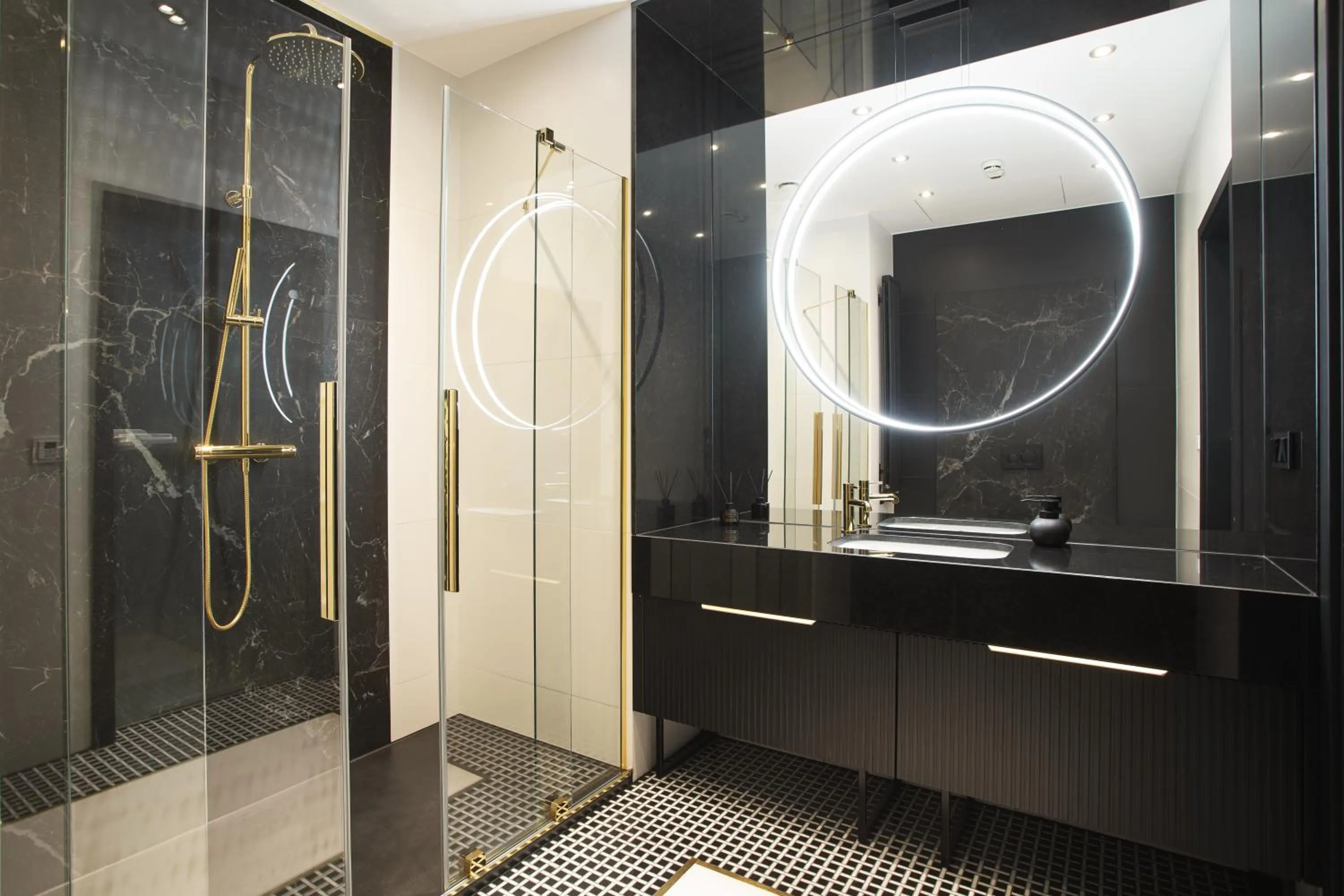 Shower in In The Sky - Apartamenty w Sky Tower