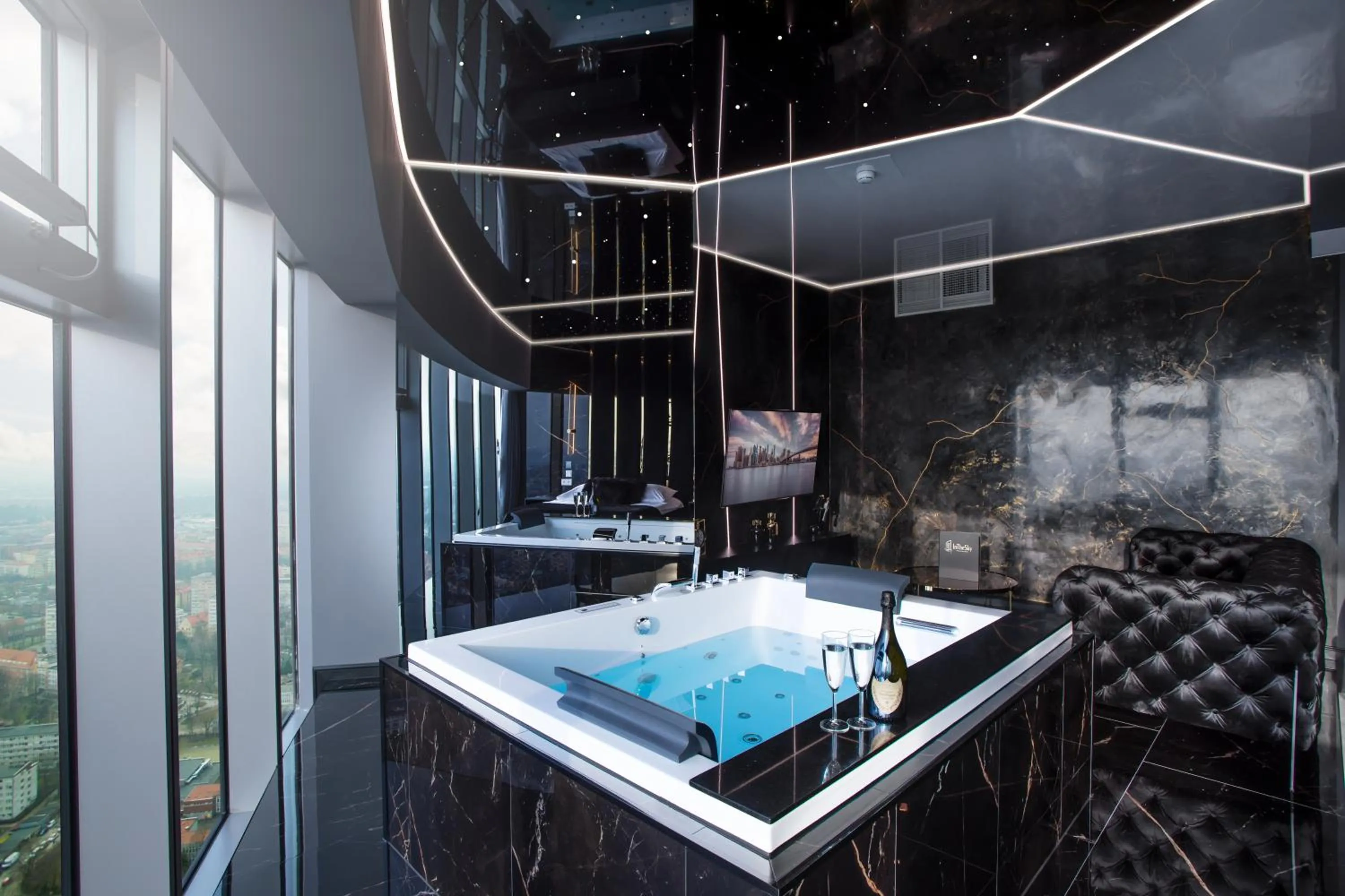 Bird's eye view, Bed in In The Sky - Apartamenty w Sky Tower