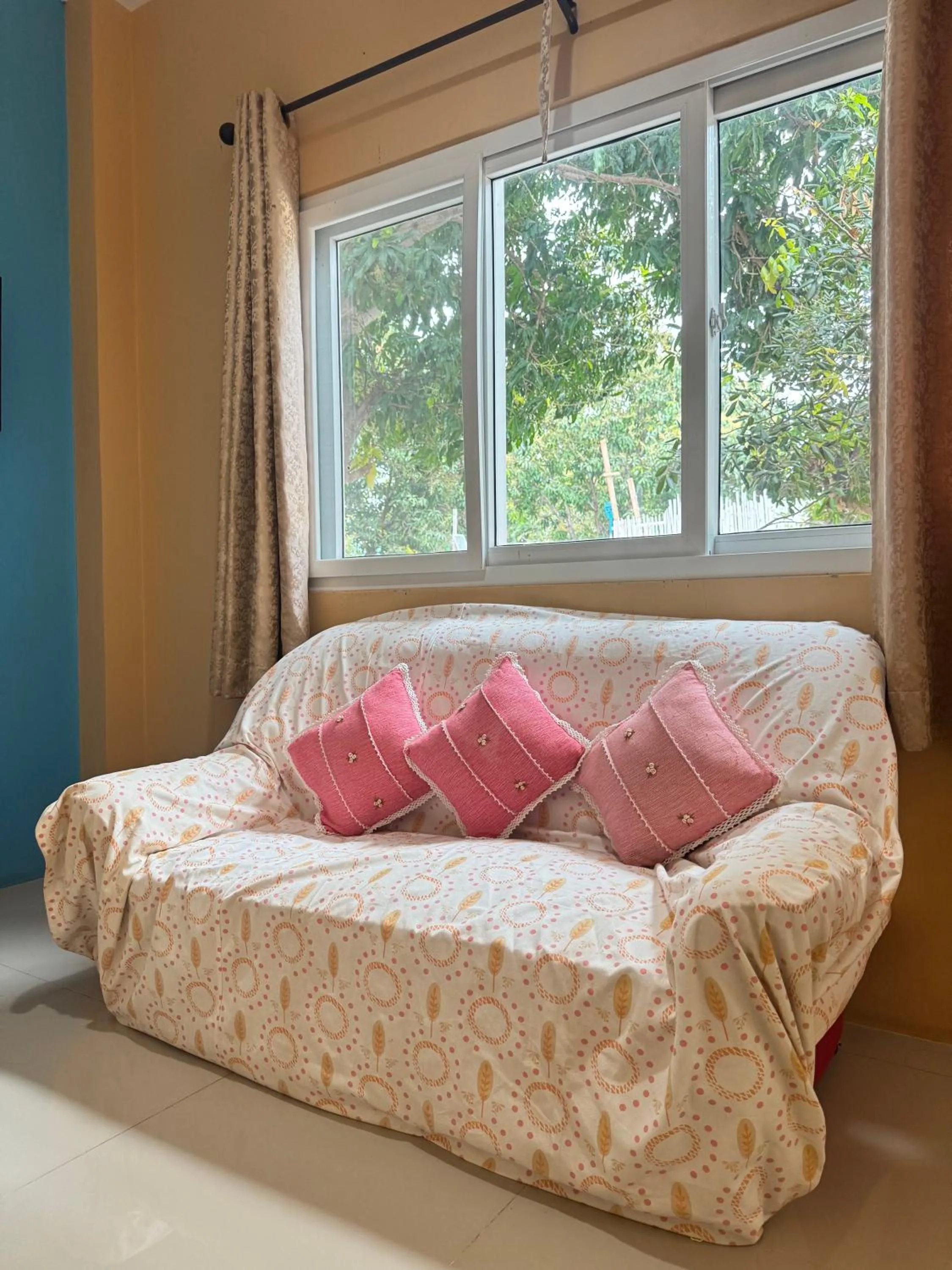 Seating area, Bed in Rang Noknoy Resort at Kohlarn