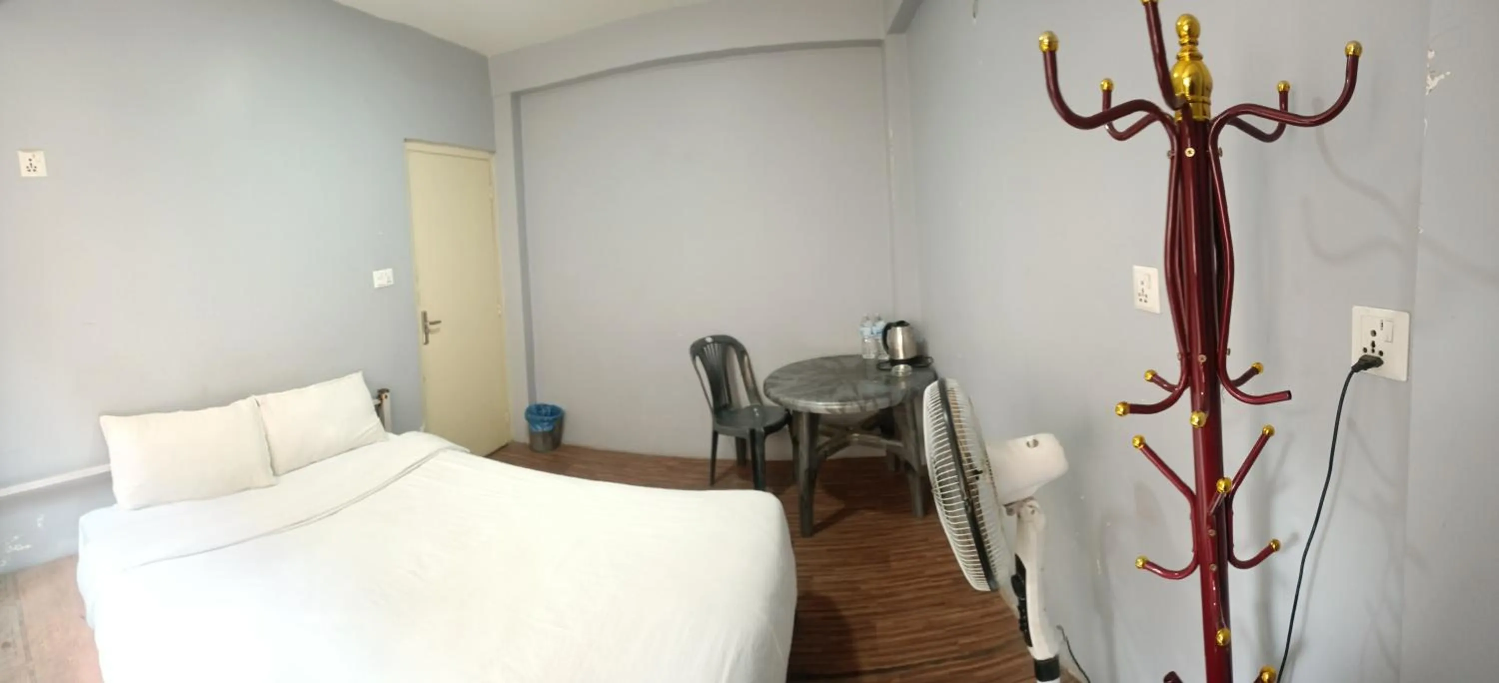 Photo of the whole room, Bed in Hotel Down To Earth