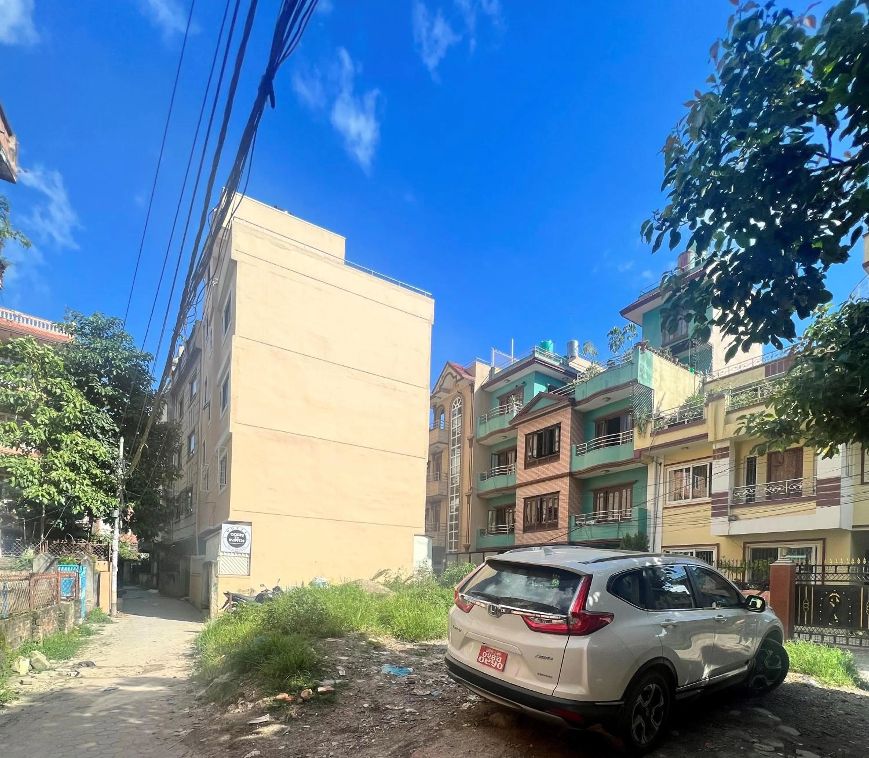 Property building in Hotel Down To Earth