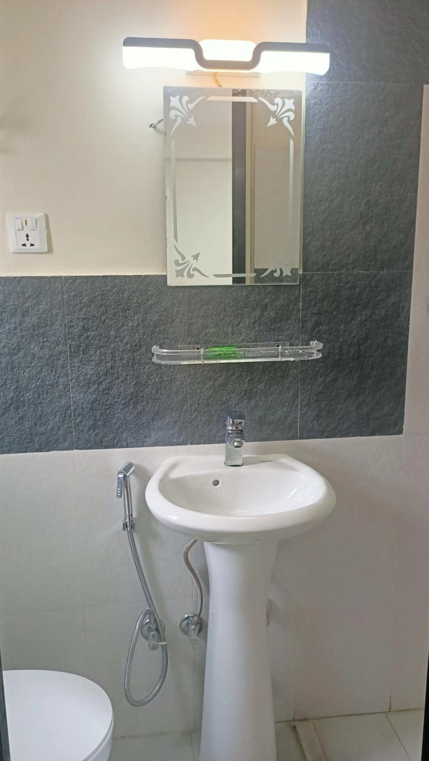 Toilet in Hotel Down To Earth