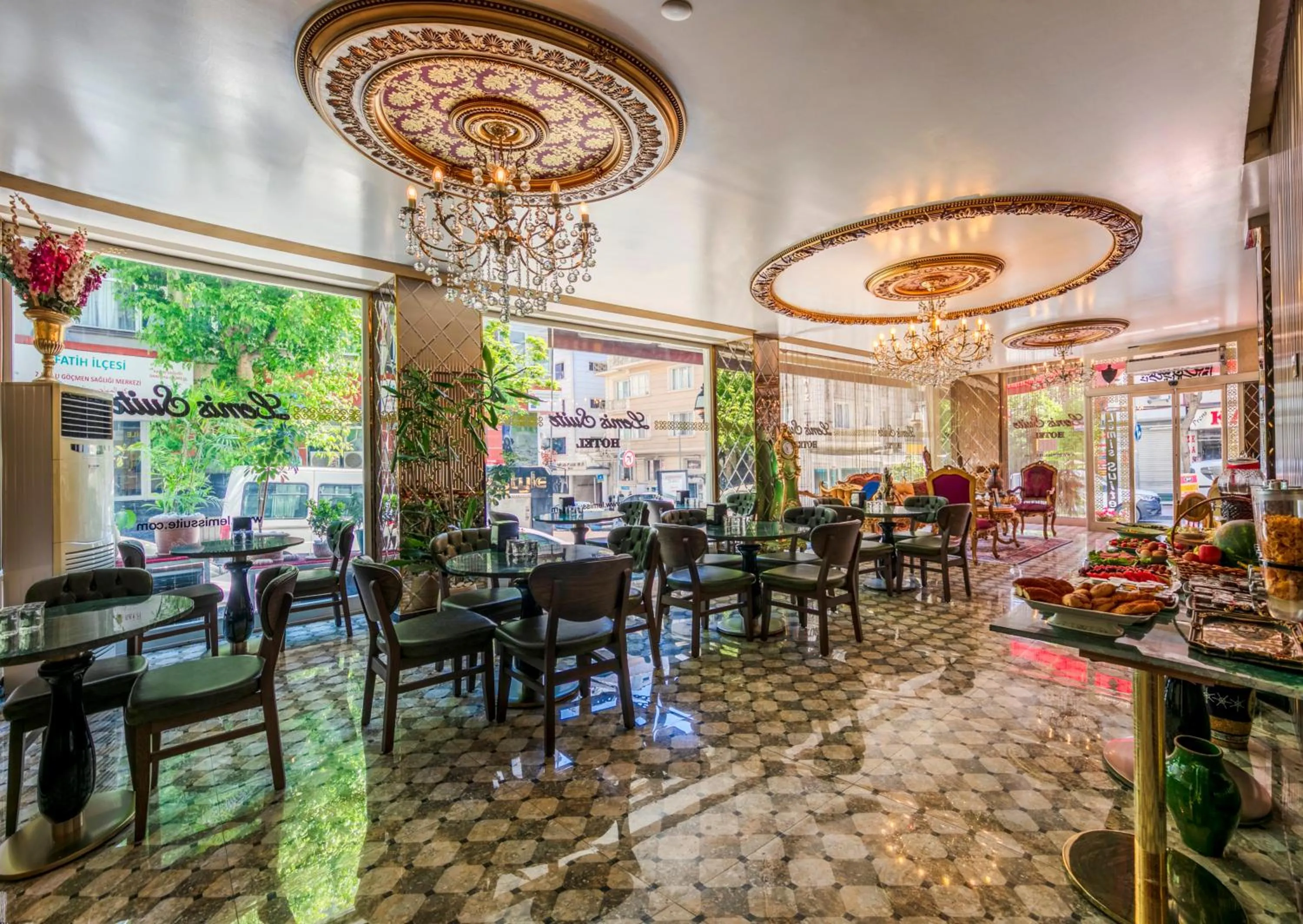 Restaurant/places to eat in Lemis Suite Istanbul