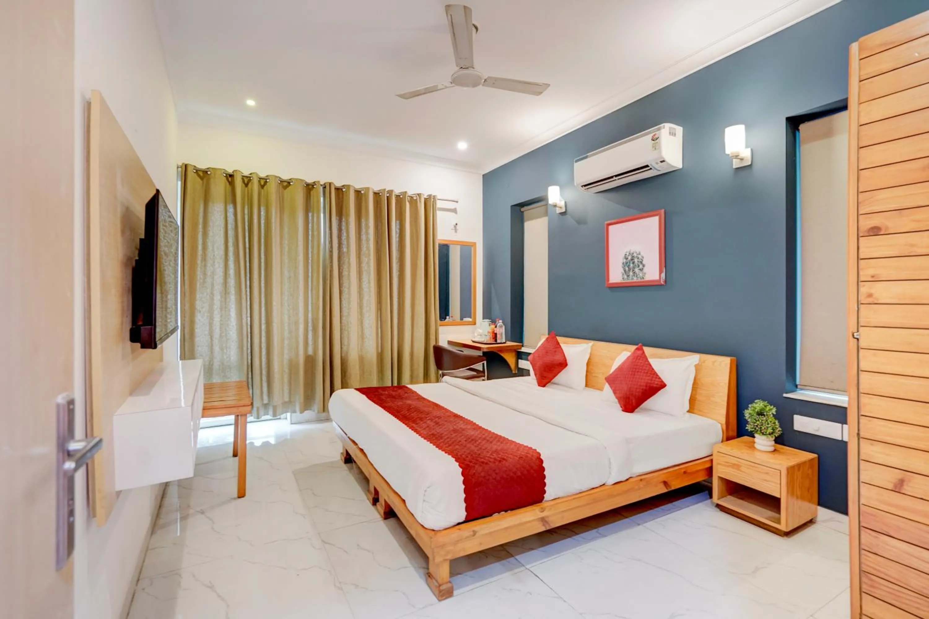 Photo of the whole room, Bed in The Byke Express Medicity Near Medanta