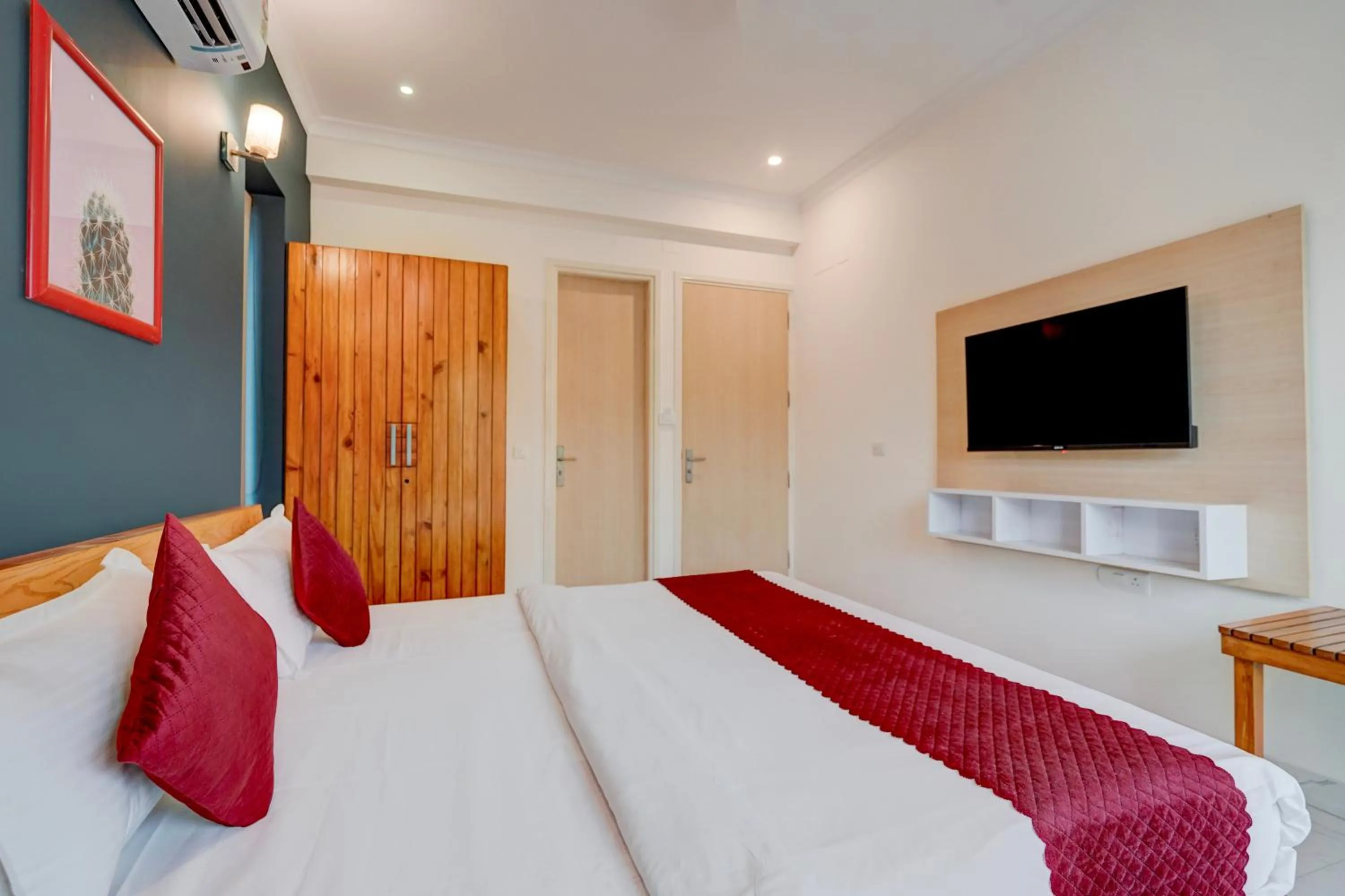 Bed in The Byke Express Medicity Near Medanta