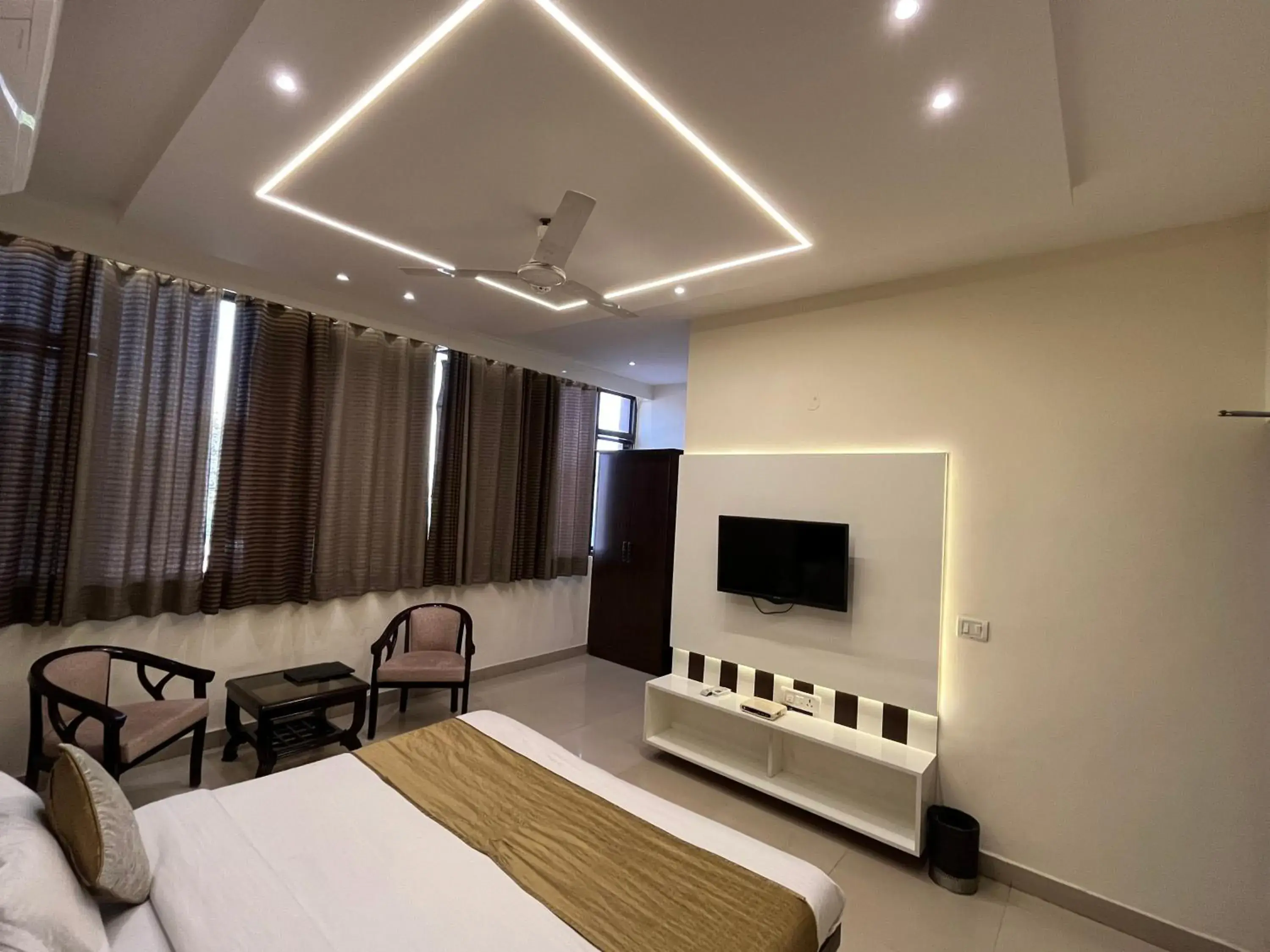 TV and multimedia, Bed in Hotel The Benz TV and multimedia, Bed in Hotel The Benz