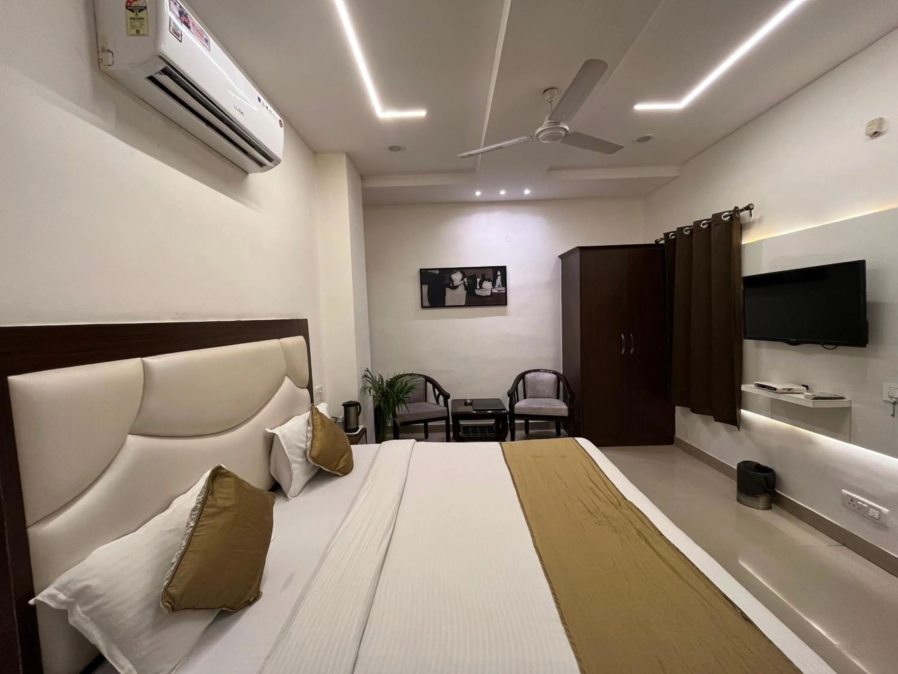 Communal lounge/ TV room, Bed in Hotel The Benz