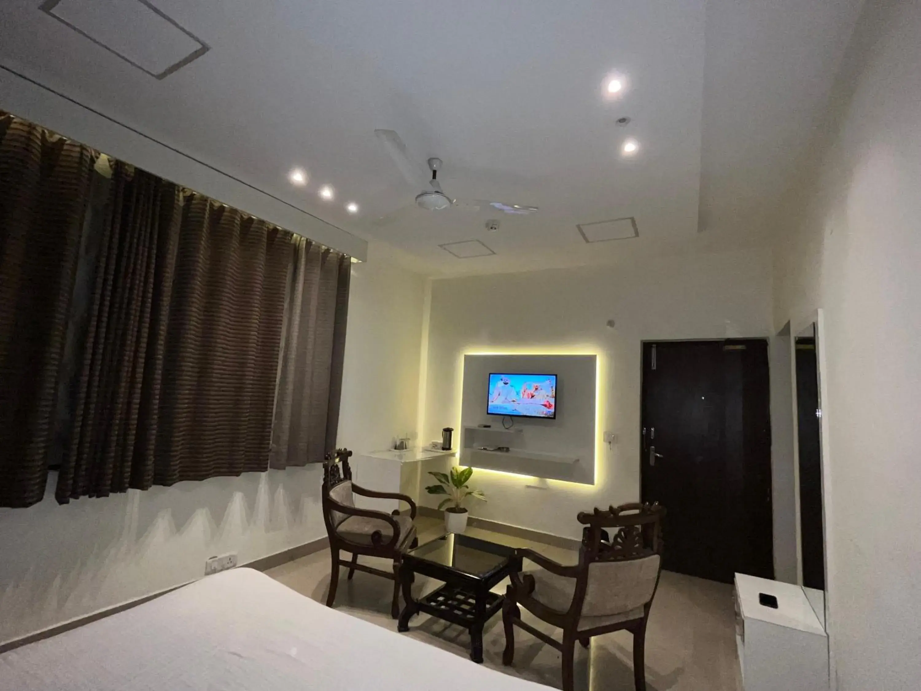 TV and multimedia, Bed in Hotel The Benz TV and multimedia, Bed in Hotel The Benz