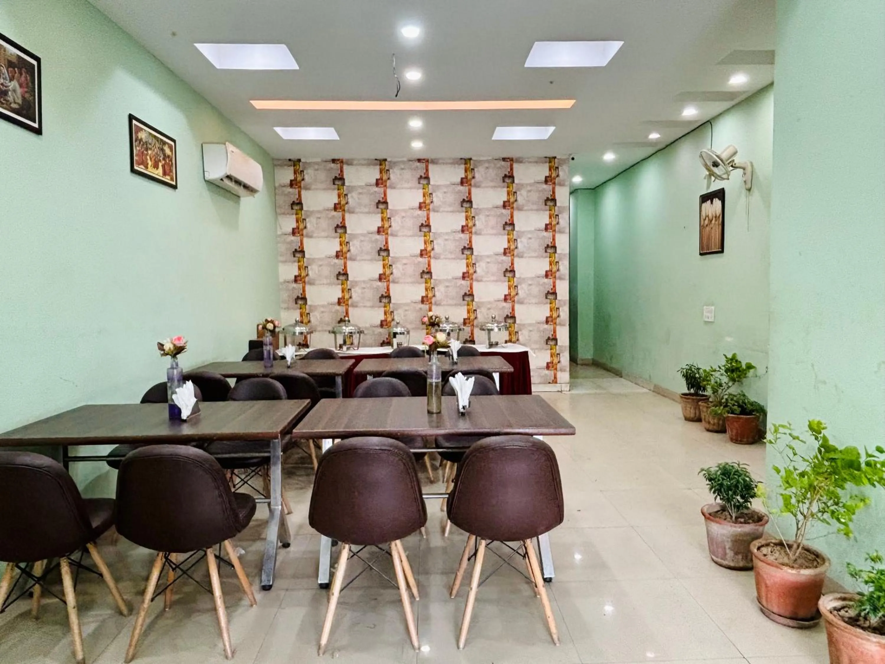 Restaurant/places to eat in Hotel The Benz