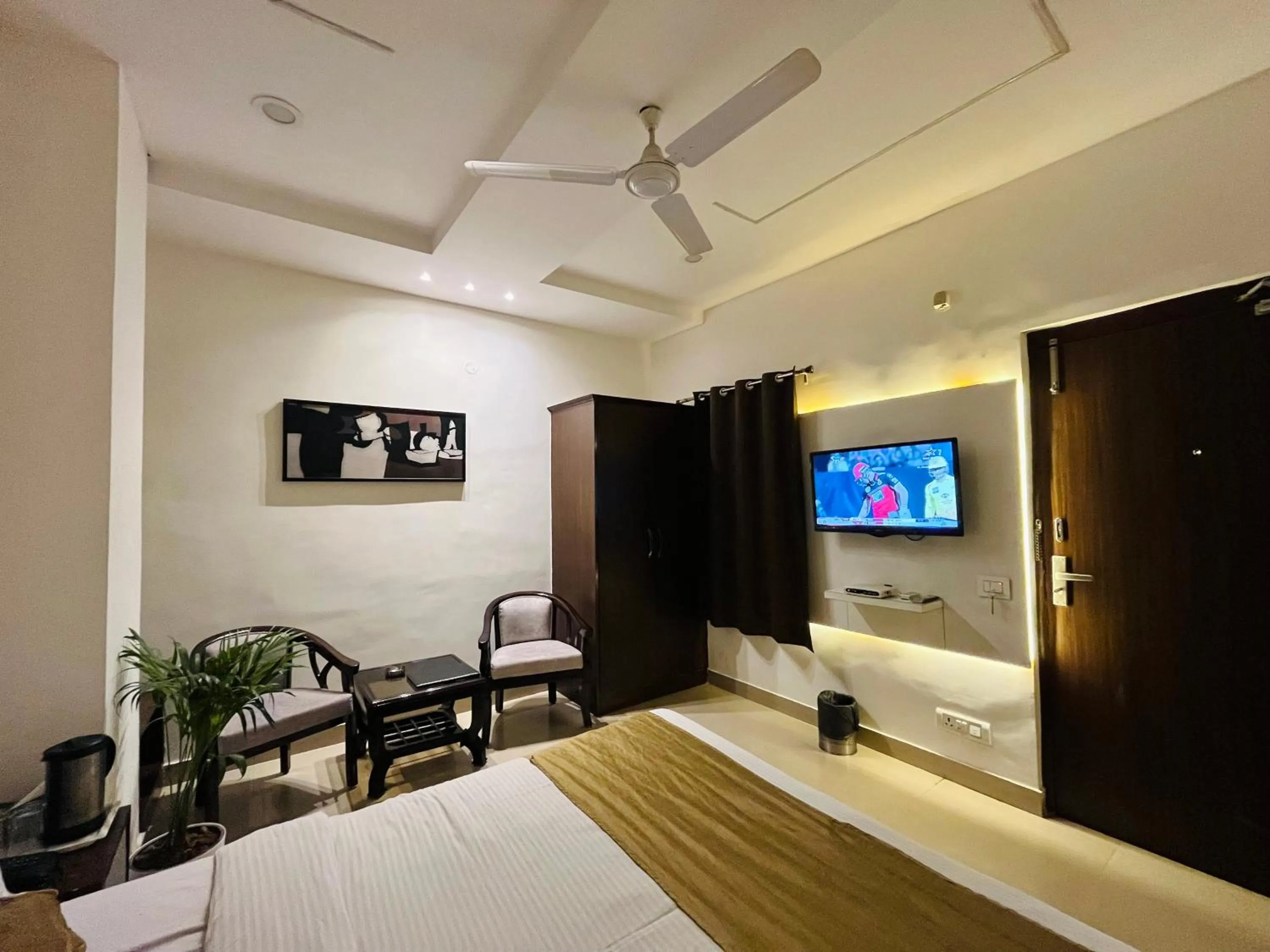 Evening entertainment, Bed in Hotel The Benz