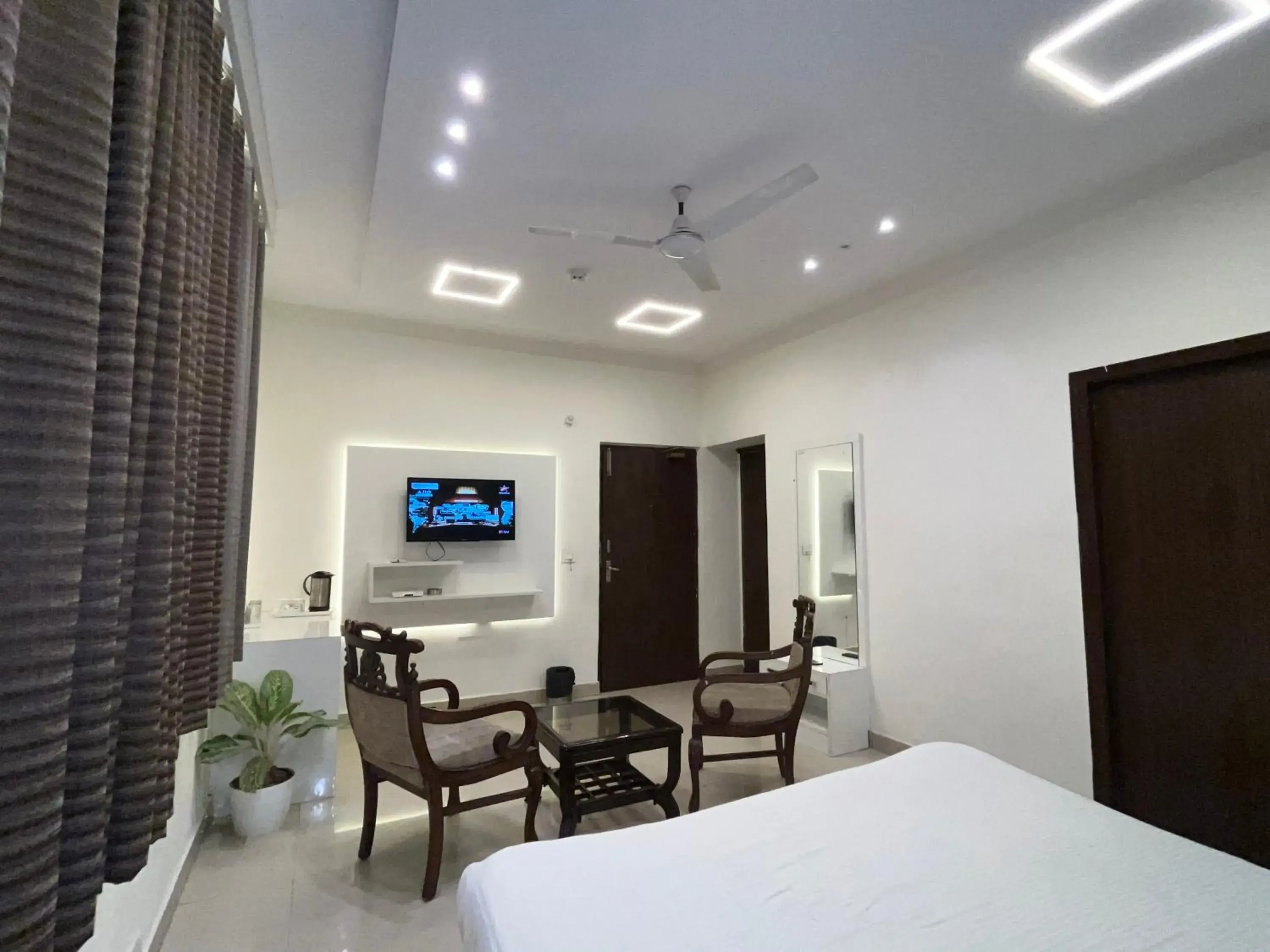 TV and multimedia, Bed in Hotel The Benz TV and multimedia, Bed in Hotel The Benz