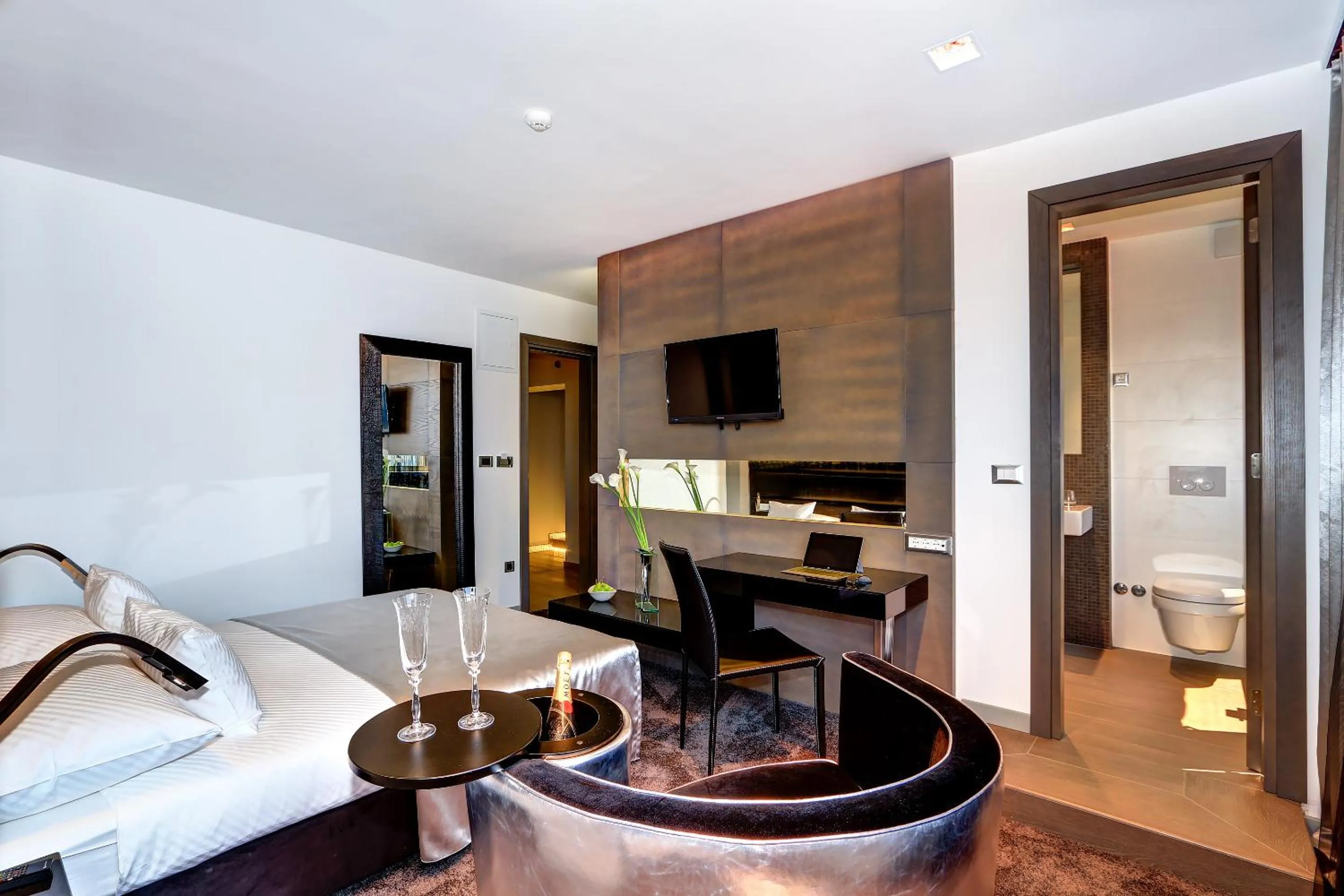 Bathroom, Bed in The View Luxury Rooms