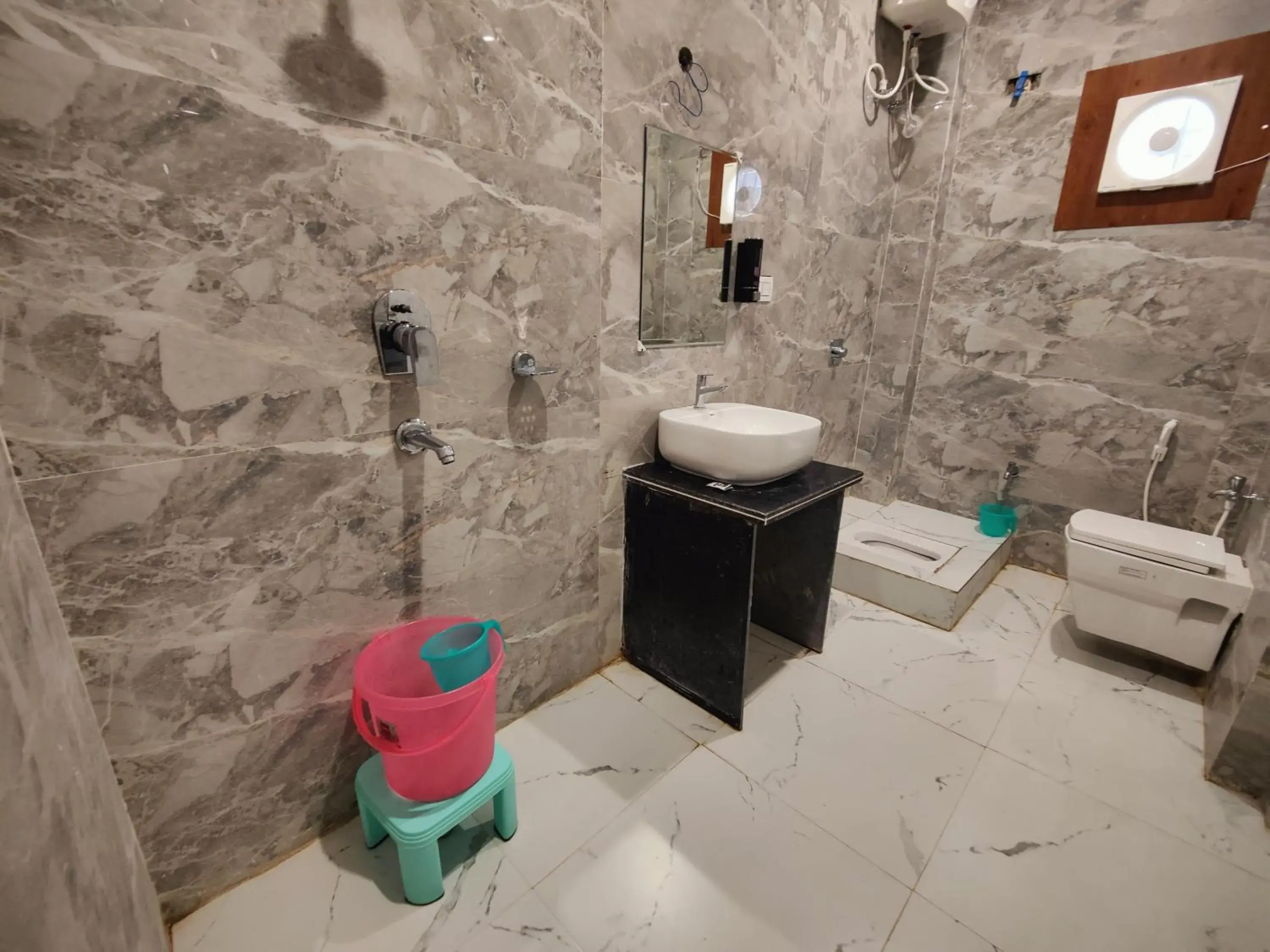 Shower in Hotel Kusum Palace Shower in Hotel Kusum Palace