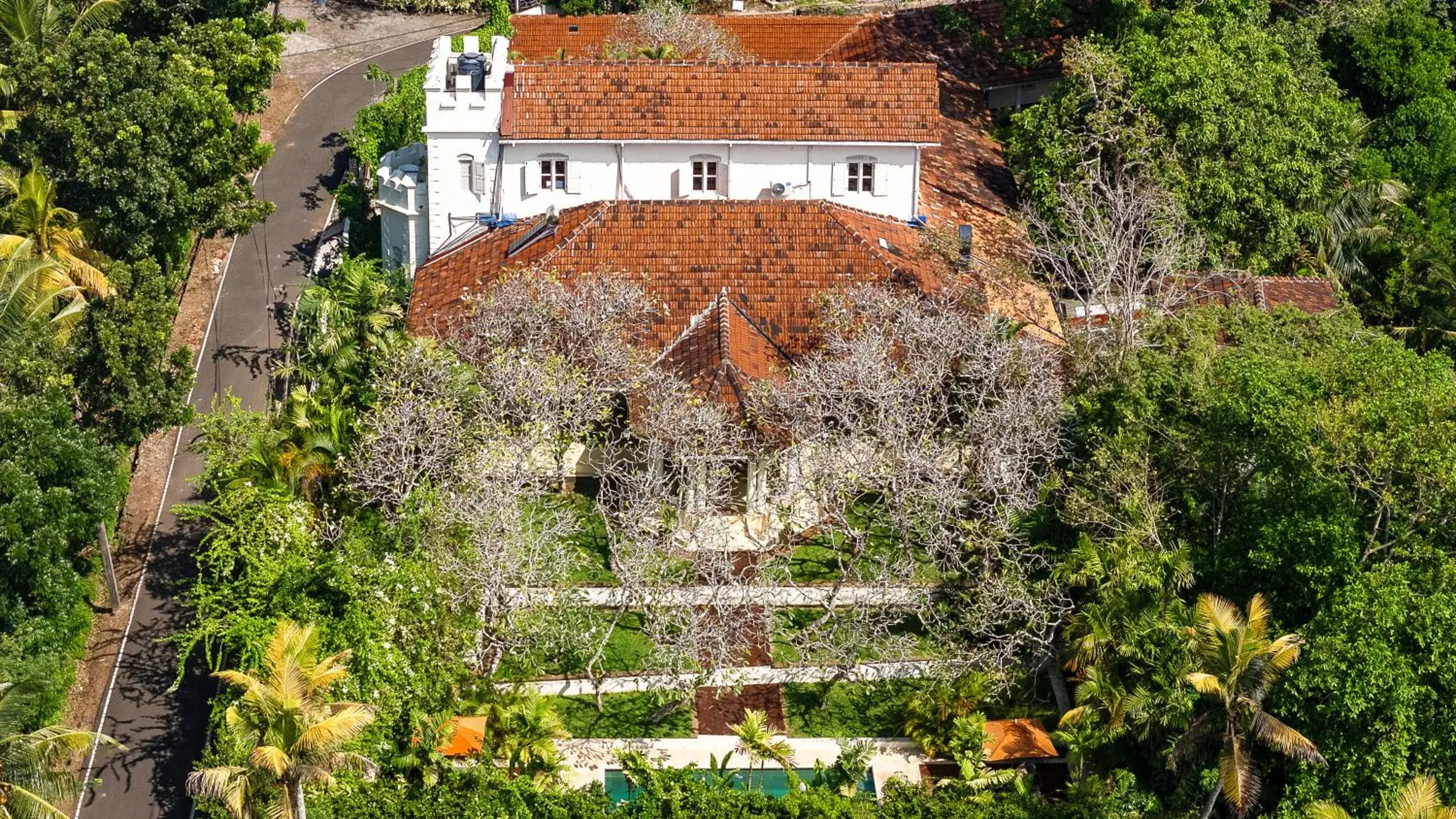 Property building in The Sun House Property building in The Sun House