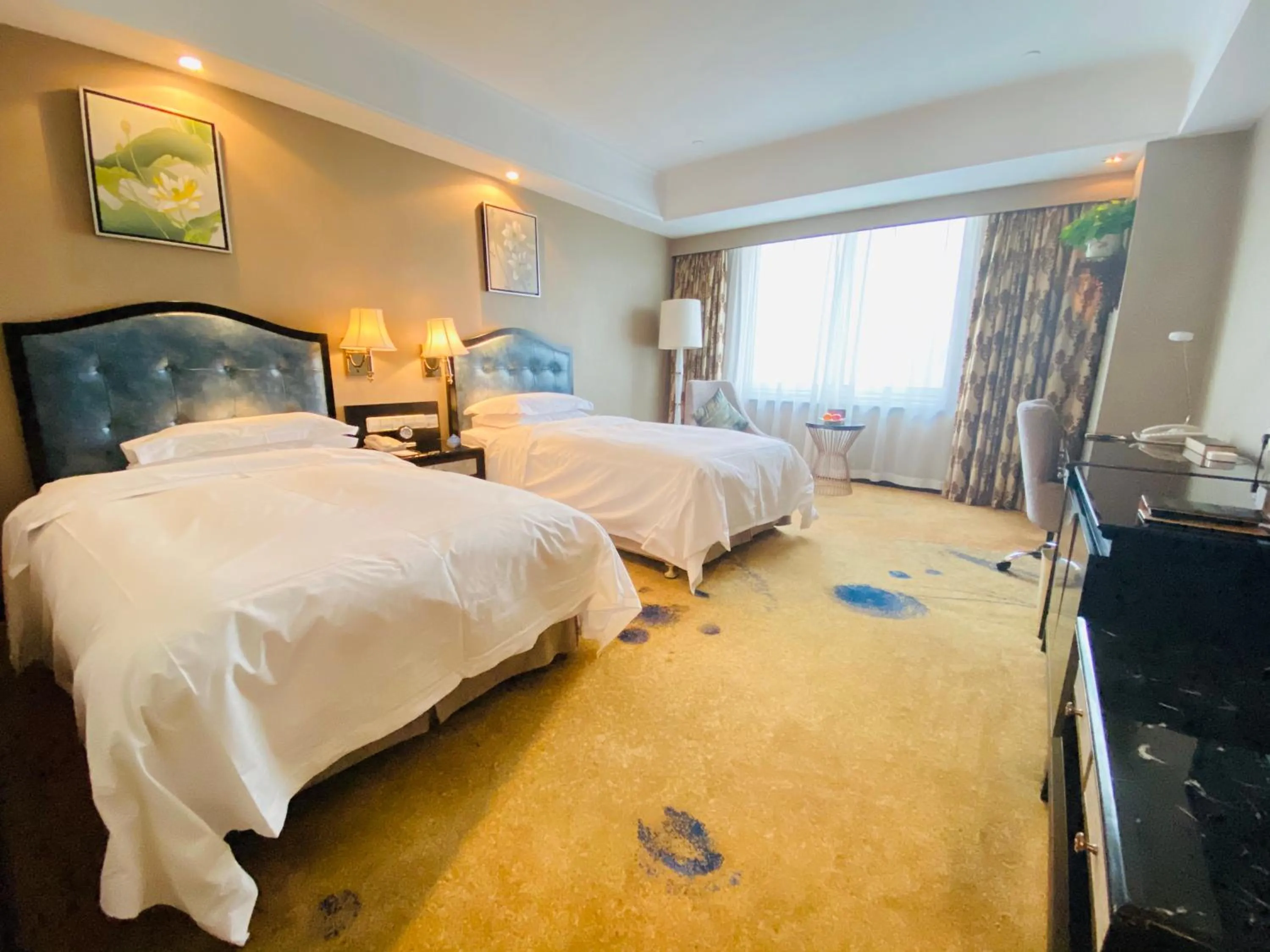 Bed in Ramada Plaza Tianlu Hotel