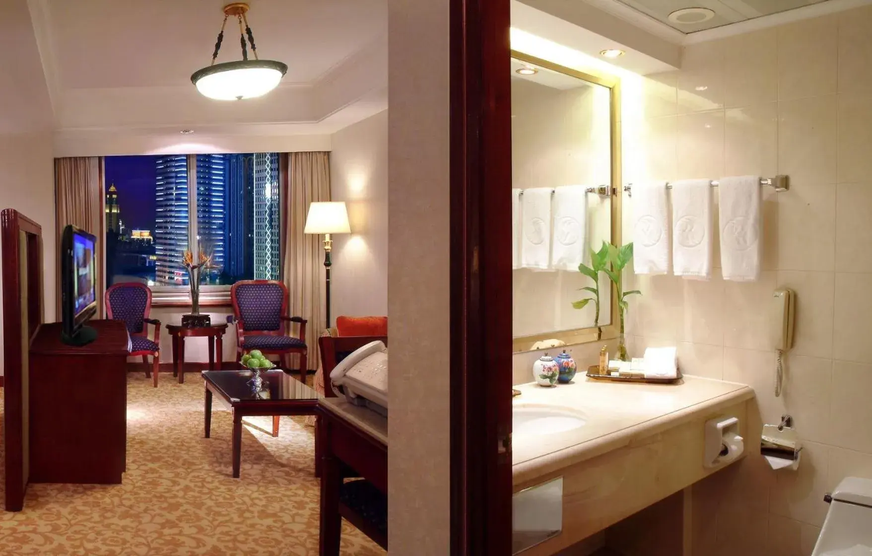 Photo of the whole room, Bed in Ramada Plaza Tianlu Hotel Photo of the whole room, Bed in Ramada Plaza Tianlu Hotel