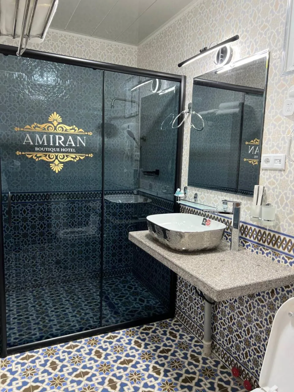 Shower in AMIRAN Boutique