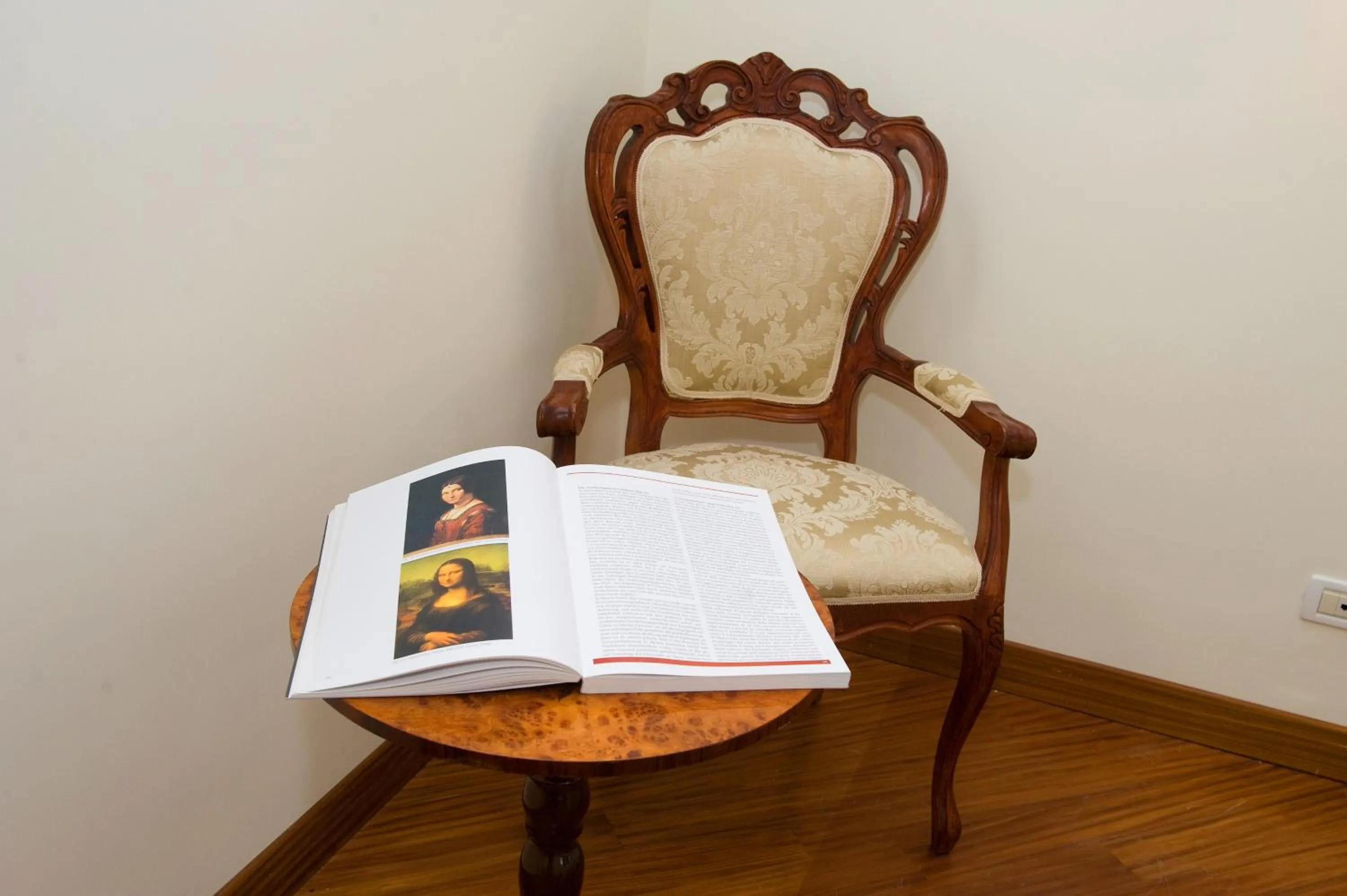 Decorative detail in Maison D'Art